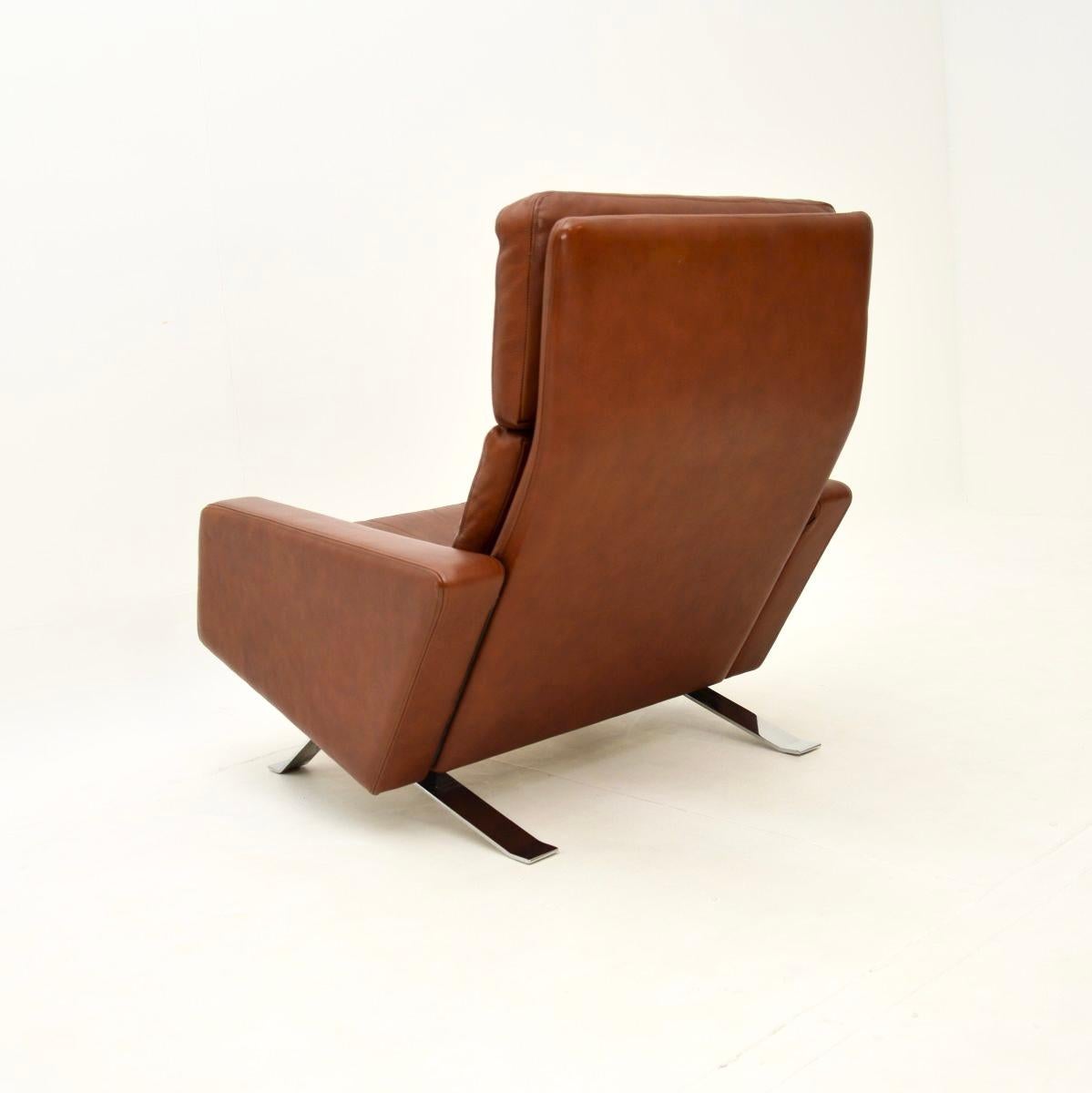 Vintage Leather Leo Armchair and Stool by Robin Day for Hille For Sale 3