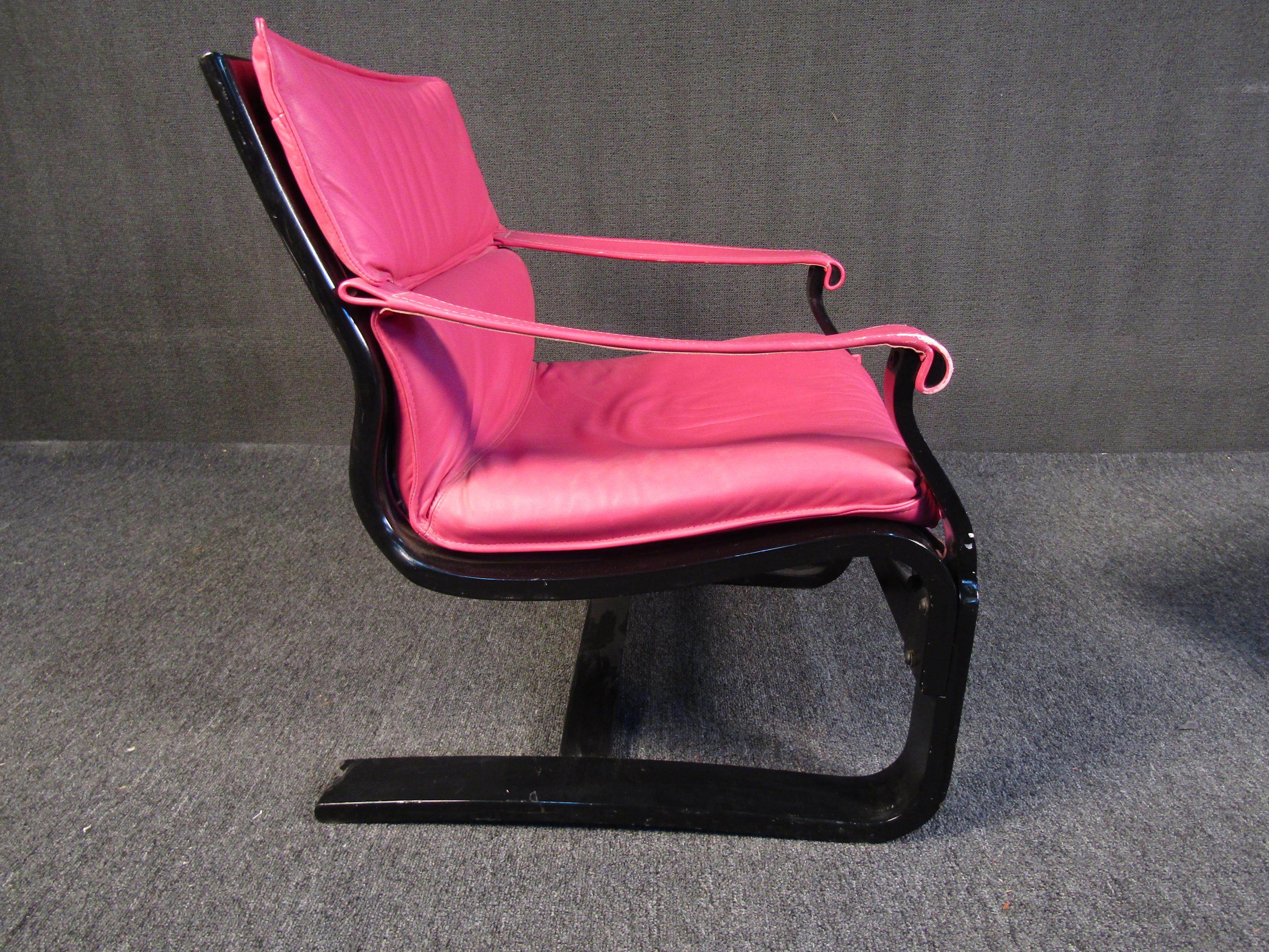 Mid-Century Modern Ensemble chaise longue et pouf en cuir vintage en vente