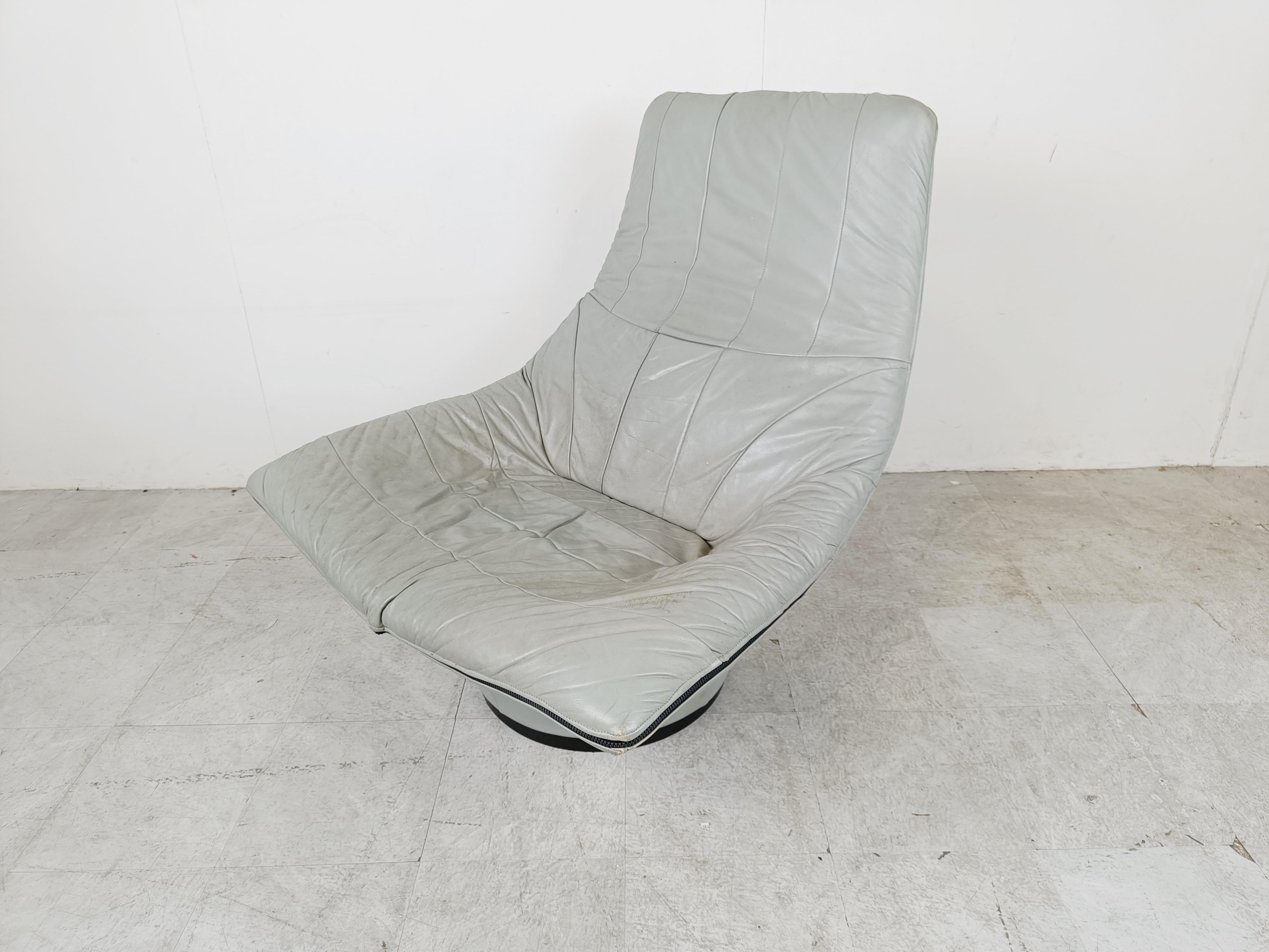 'Mantis' lounge chair in light grey leather designed by Gerard Van Den Berg for Montis.

The chair sits incredibly comfortable.

Smart and beautiful timeless design.

1970s - The Netherlands

Good condition with normal age related wear. No holes or