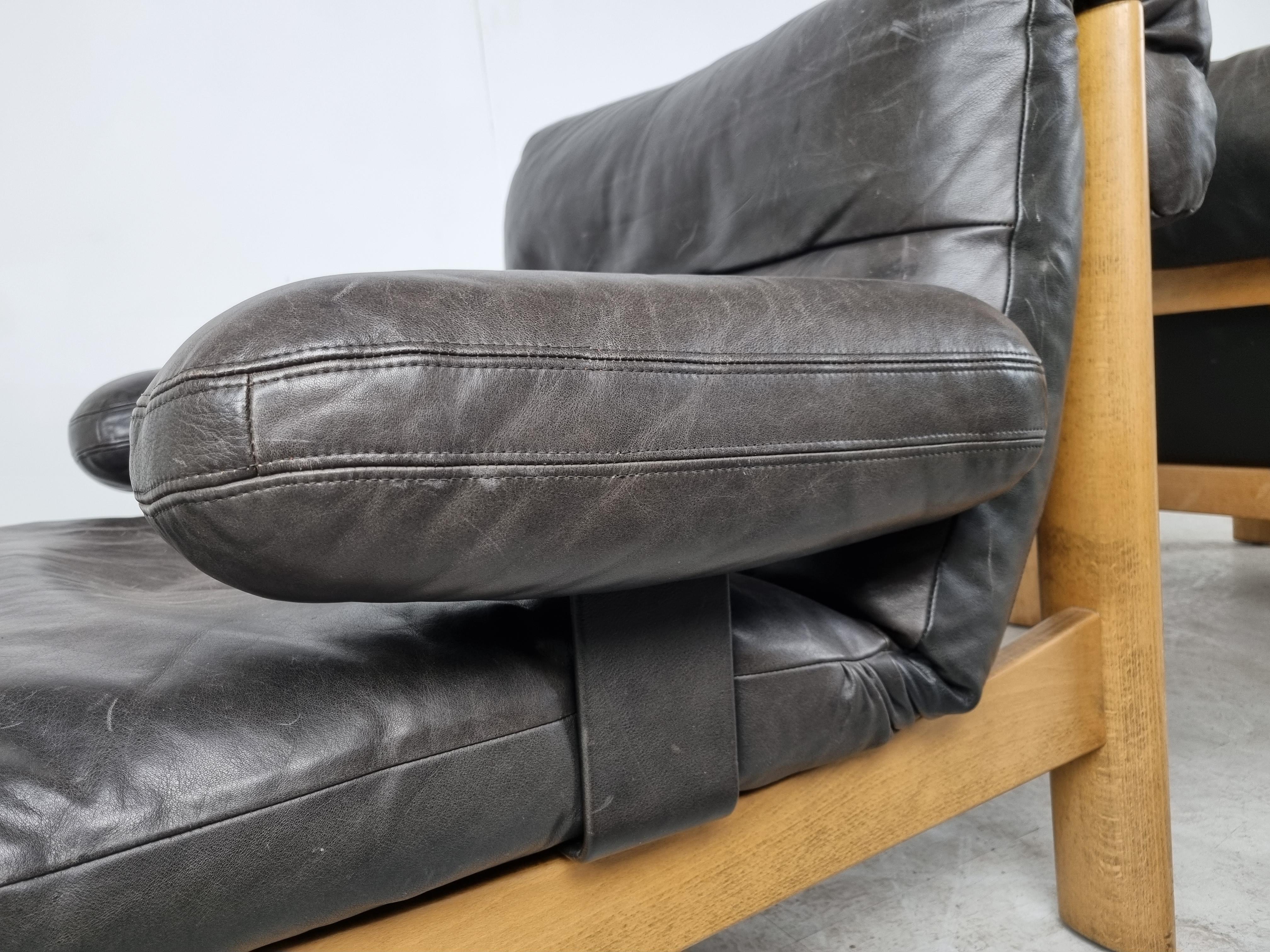 Pair of grey/black leather lounge chairs with solid oak frames.

They come with removable armrests.

Good condition with normal wear.

1970s - Germany

Dimensions
Height: 77cm/30.31