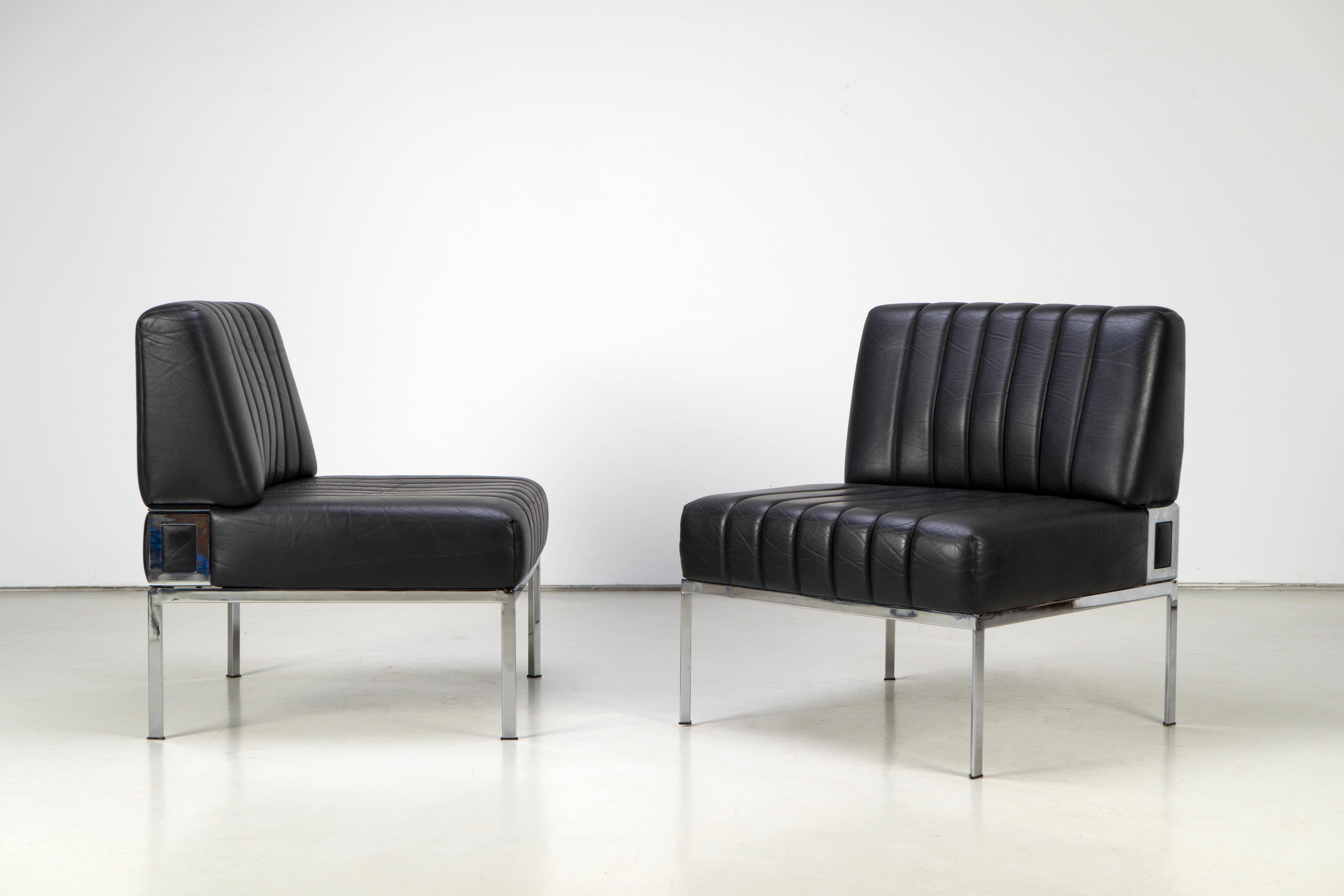 Quatre fauteuils de salon de style Mid-Century-Modern en cuir noir et cadres chromés. Ces chaises ont été produites par la société allemande Stoll Giroflex dans les années 1970 et sont en très bon état. Ils sont disponibles individuellement ou sous