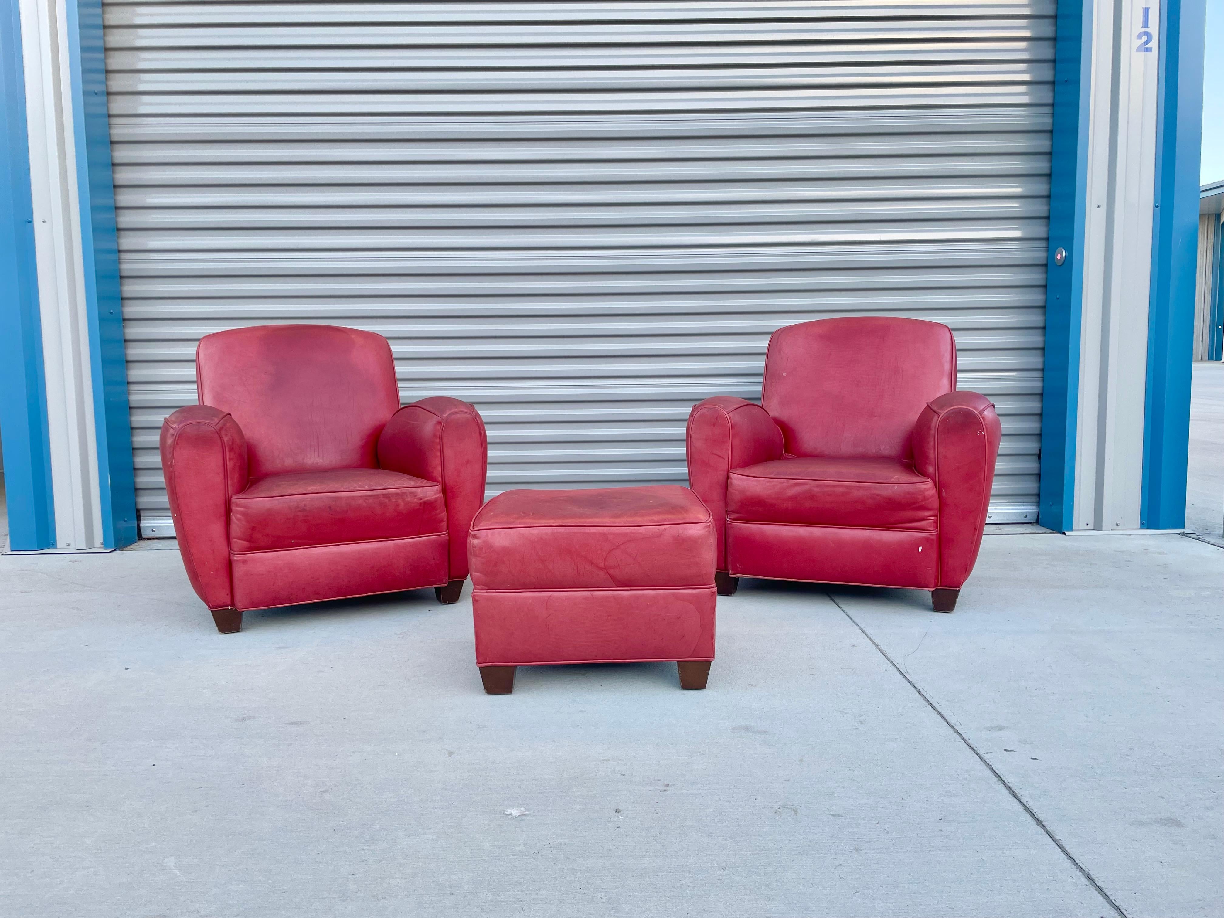 Bienvenue dans le NoHo du milieu du siècle

[Chaises longues en cuir vintage et pouf].

Découvrez un superbe ensemble de chaises et d'ottomanes en cuir vintage, fièrement fabriqués aux États-Unis vers les années 1960. Cette collection exquise se
