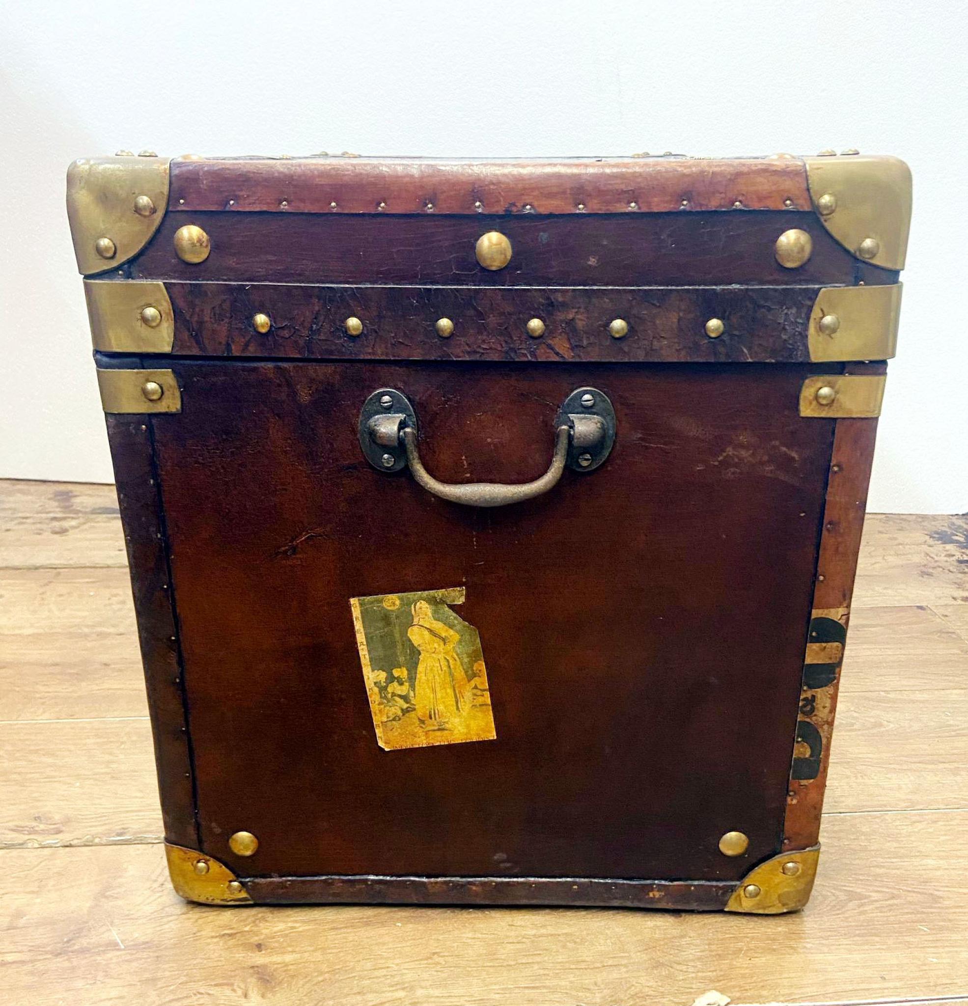 Magnifique coffret de rangement ou de bagage en cuir anglais
Peut faire office de table basse tendance
S'ouvre pour révéler un vaste espace de rangement à l'intérieur
Superbe pièce de coffre de bateau à vapeur vintage, avec même quelques