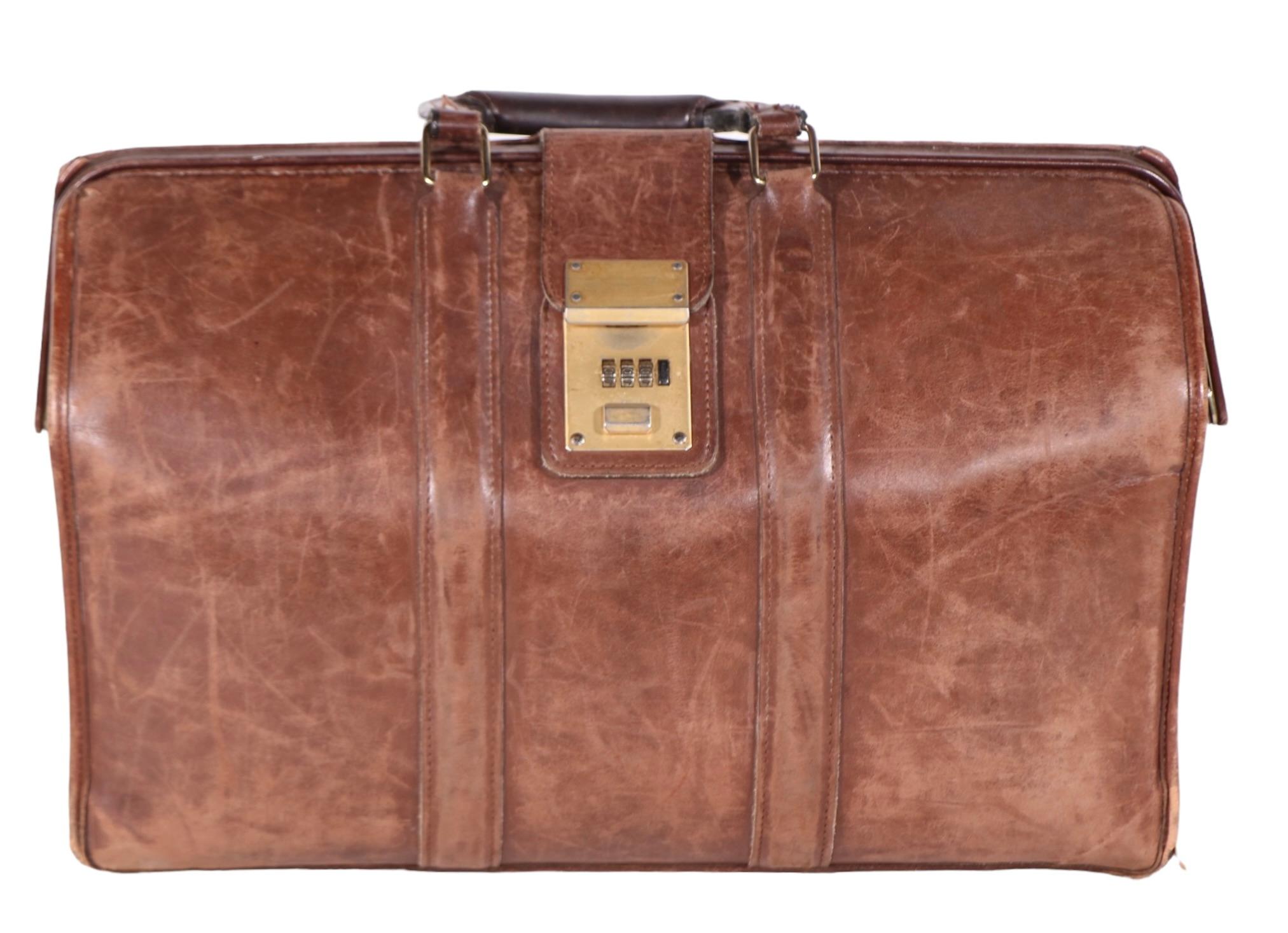 Vintage Leather Luggage  Valise Suitcase Handbag In Good Condition For Sale In New York, NY