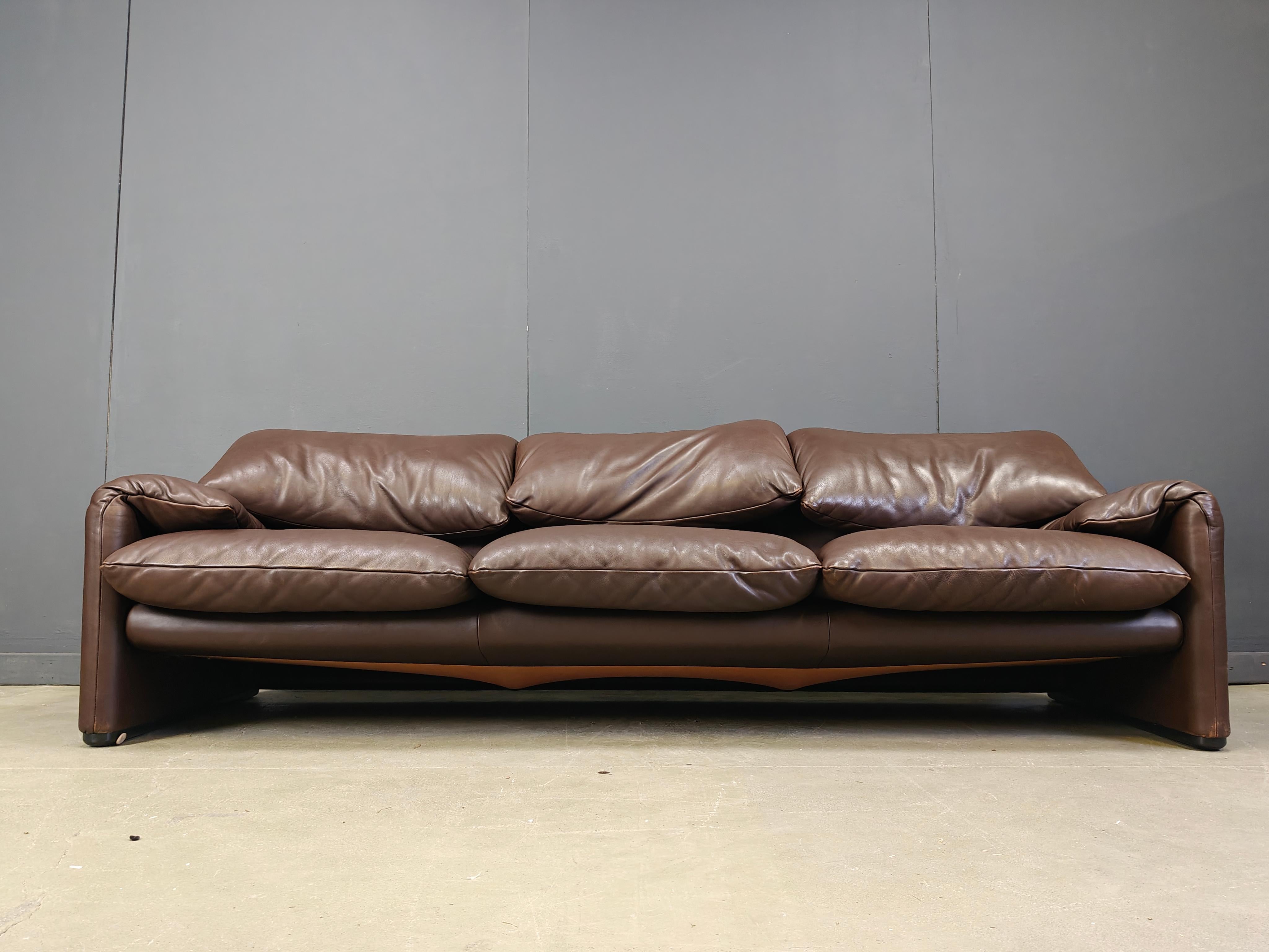 Juego de sofás de 3 plazas Maralunga de cuero vintage de Vico Magistretti para Cassina, 1973 en venta 4
