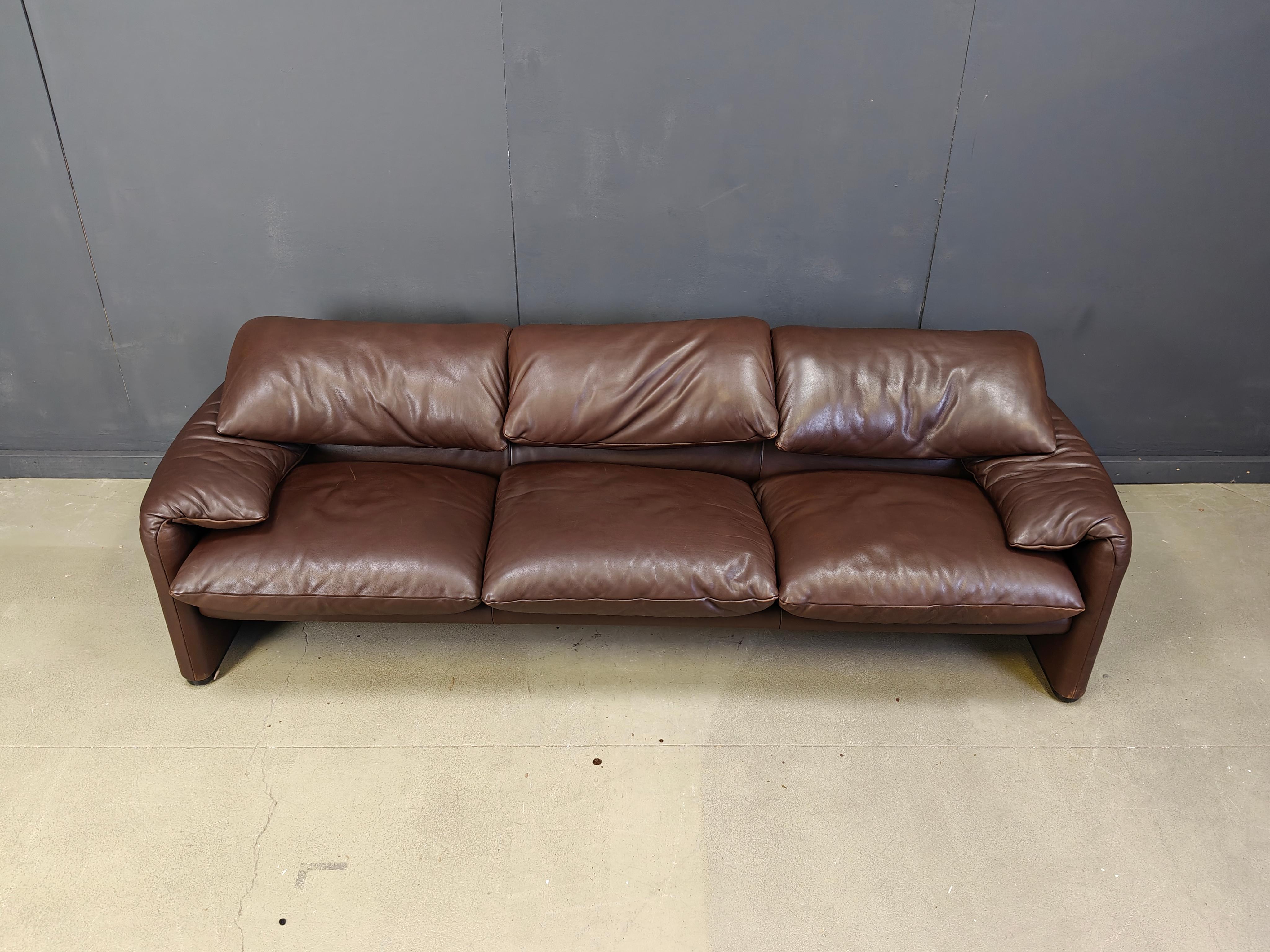 Sofá maralunga vintage de cuero marrón chocolate diseñado por Vico Magistretti para Cassina.

Pieza de diseño premiada en 1973  con respaldos regulables.

Buen estado.

años 70 - Italia

Dimensiones
Anchura: 235 cm/925,51
