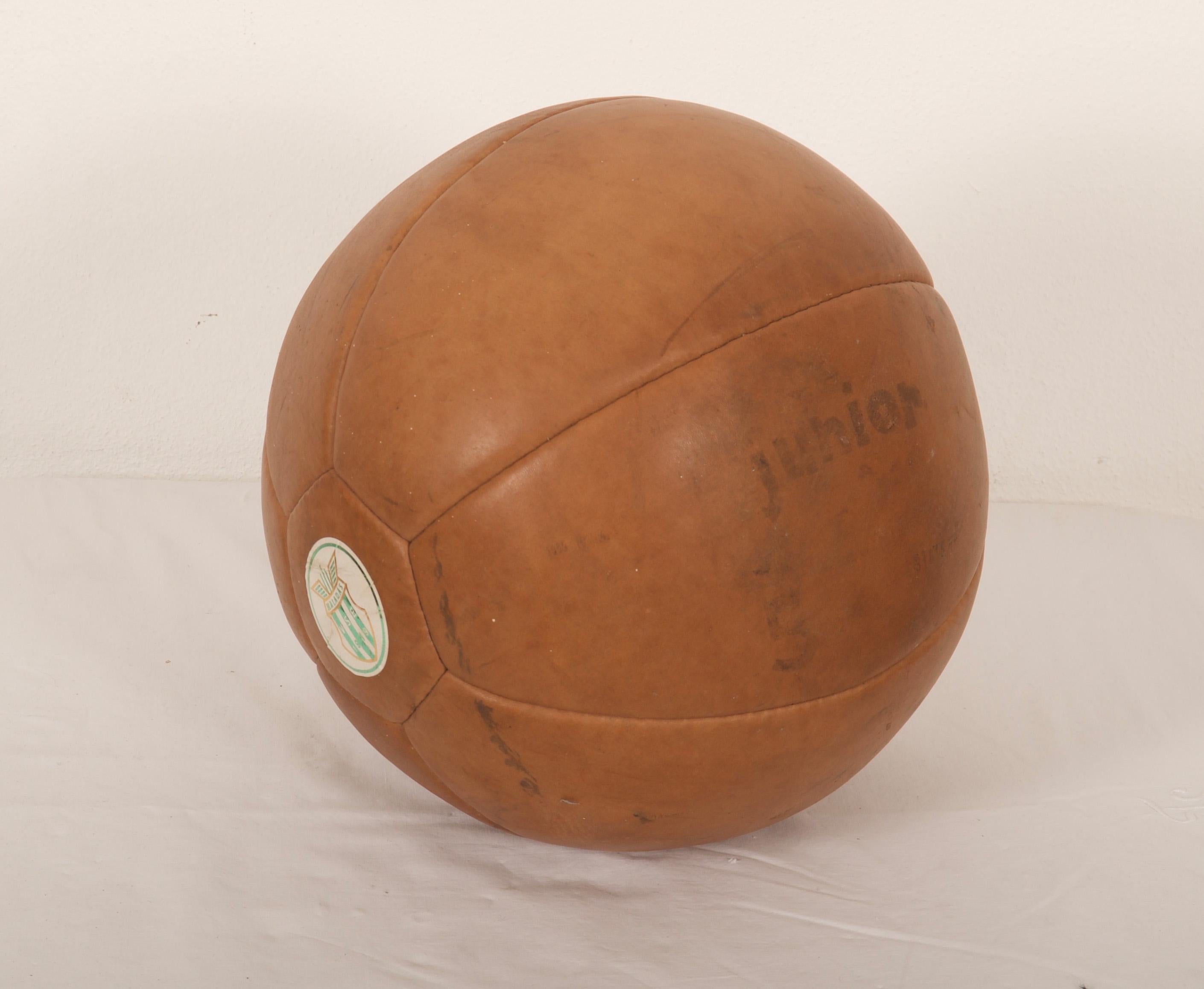 Original patinierter Leder-Medizinball mit eingebranntem Herstellerzeichen 