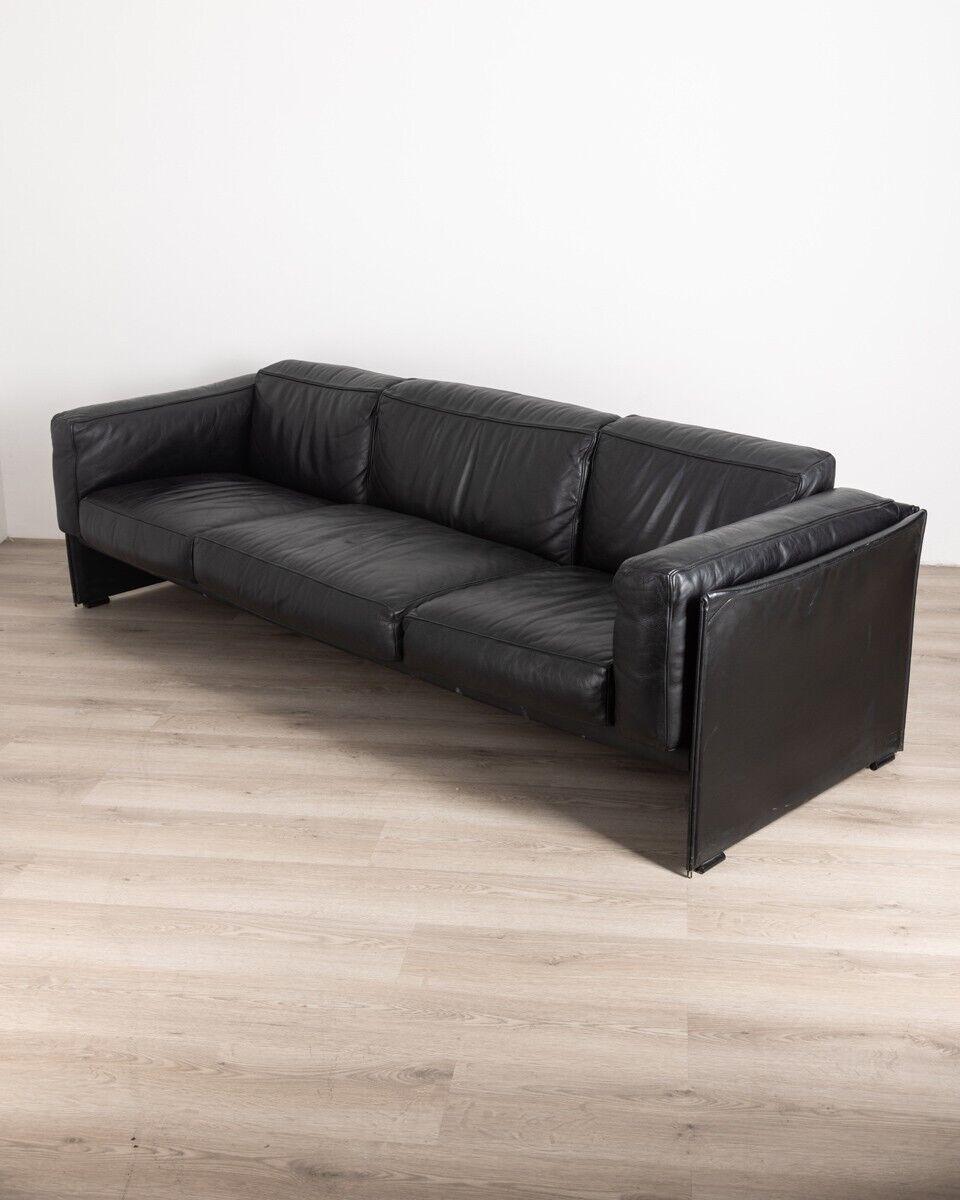 Three-seater sofa with internal structure in tubular steel, black leather upholstery.
Model DUC 405, design Mario bellini for Cassina, 70s.

Conditions: In good condition, it shows signs of wear given by time.

Dimensions: Height 70 cm; Width