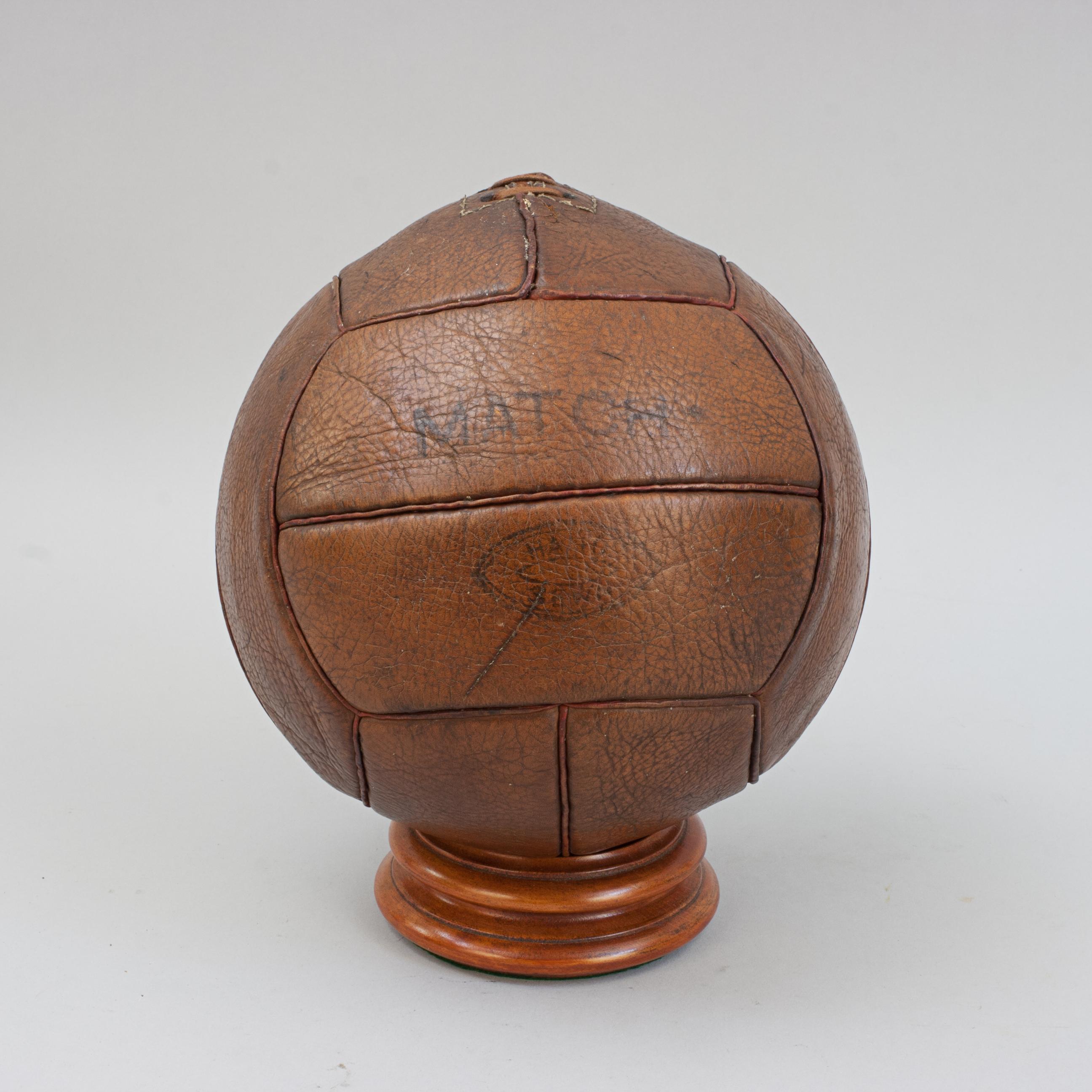 Balón de netball de cuero vintage.
Un balón de netball tradicional de cuero de la talla 5, bellamente envejecido y cosido a mano, fabricado con 12 paneles de cuero marrón. El balón tiene tiras de cuero adicionales entre los paneles para mayor agarre