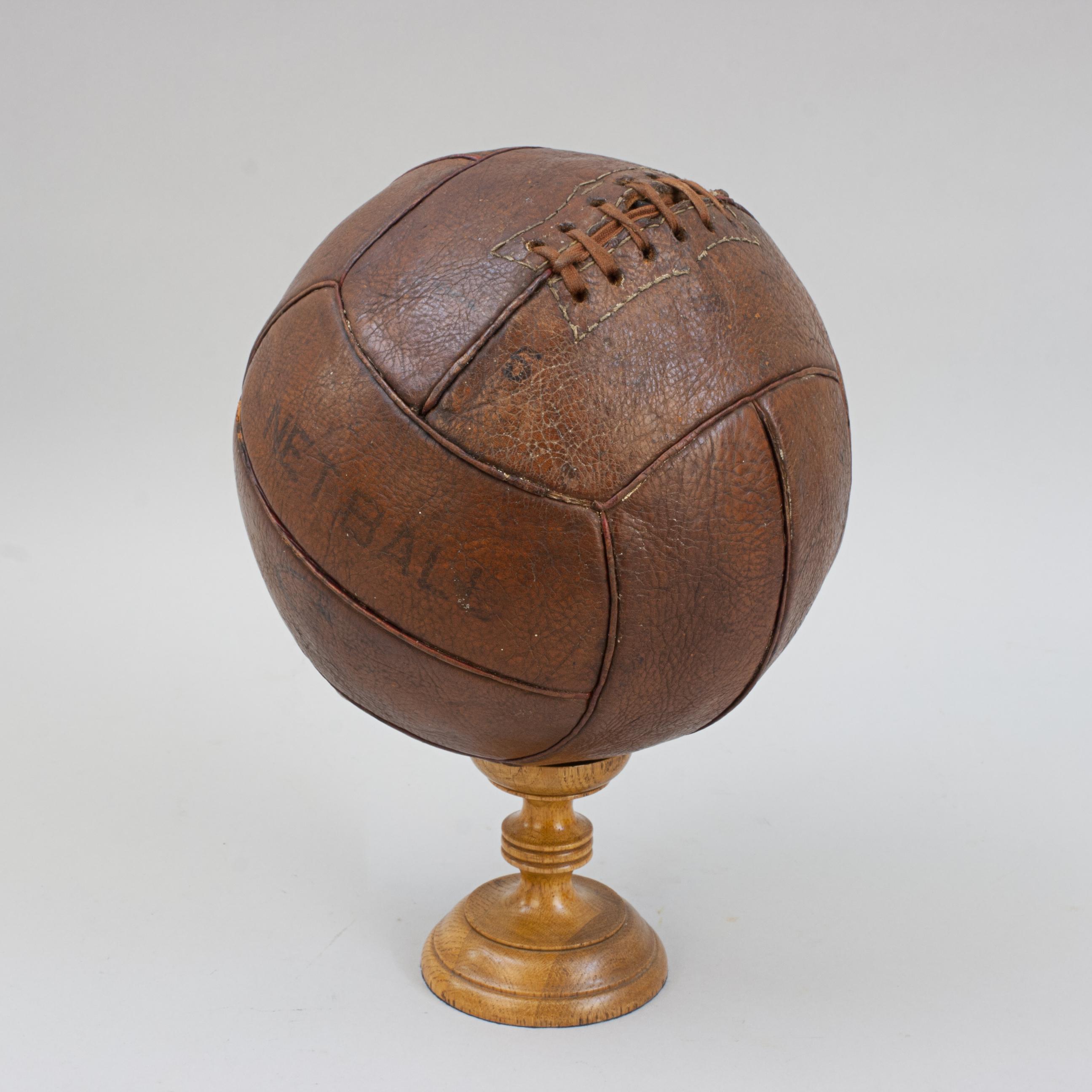 Netball de cuero vintage Británico en venta