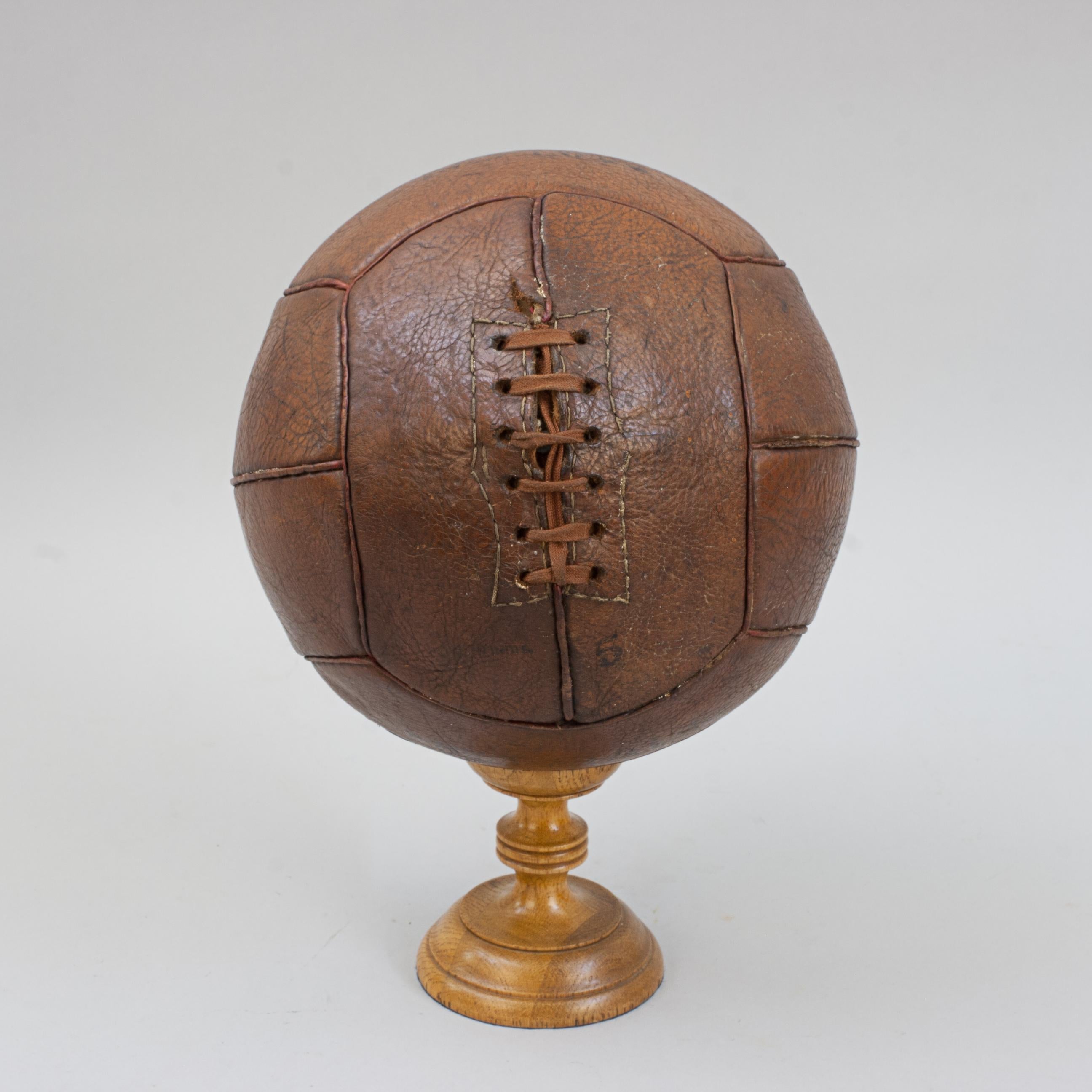 Netball de cuero vintage en Bueno estado para la venta en Oxfordshire, GB