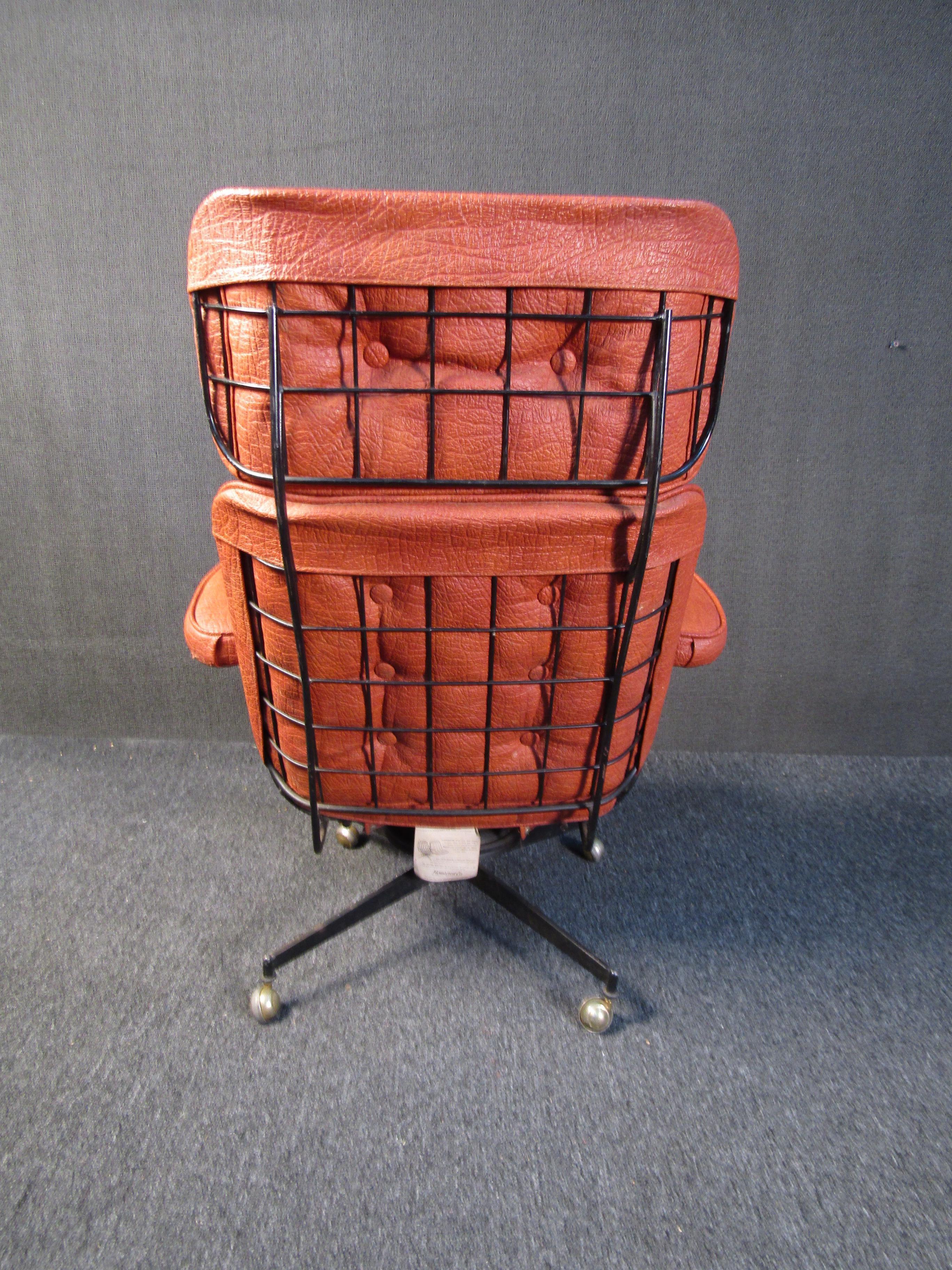 Vintage Leather Office Chair In Good Condition In Brooklyn, NY