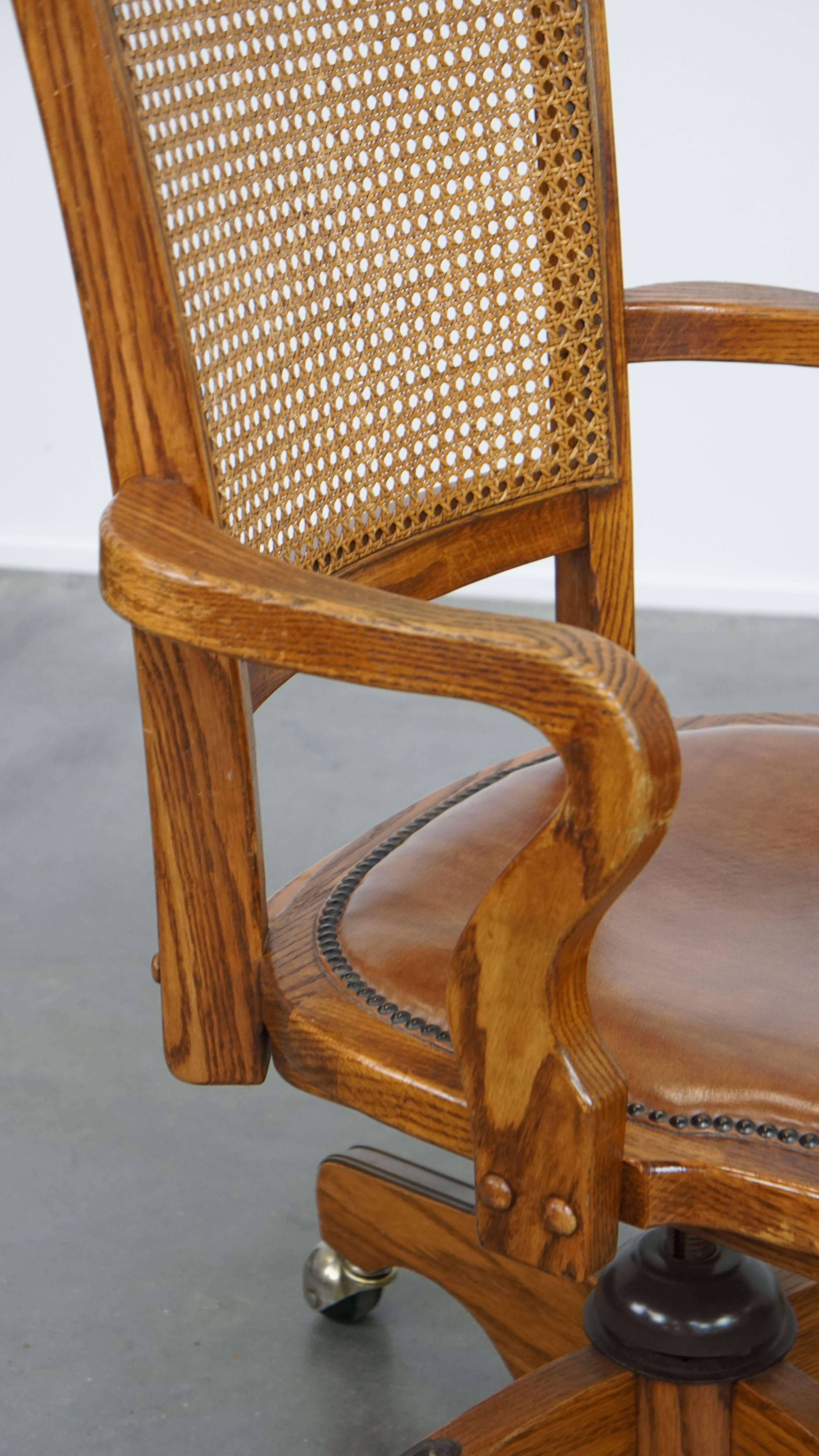 Bürostuhl aus Leder im Vintage-Stil mit Holz- und geflochtener Rohrrückenlehne auf Rollen im Angebot 4