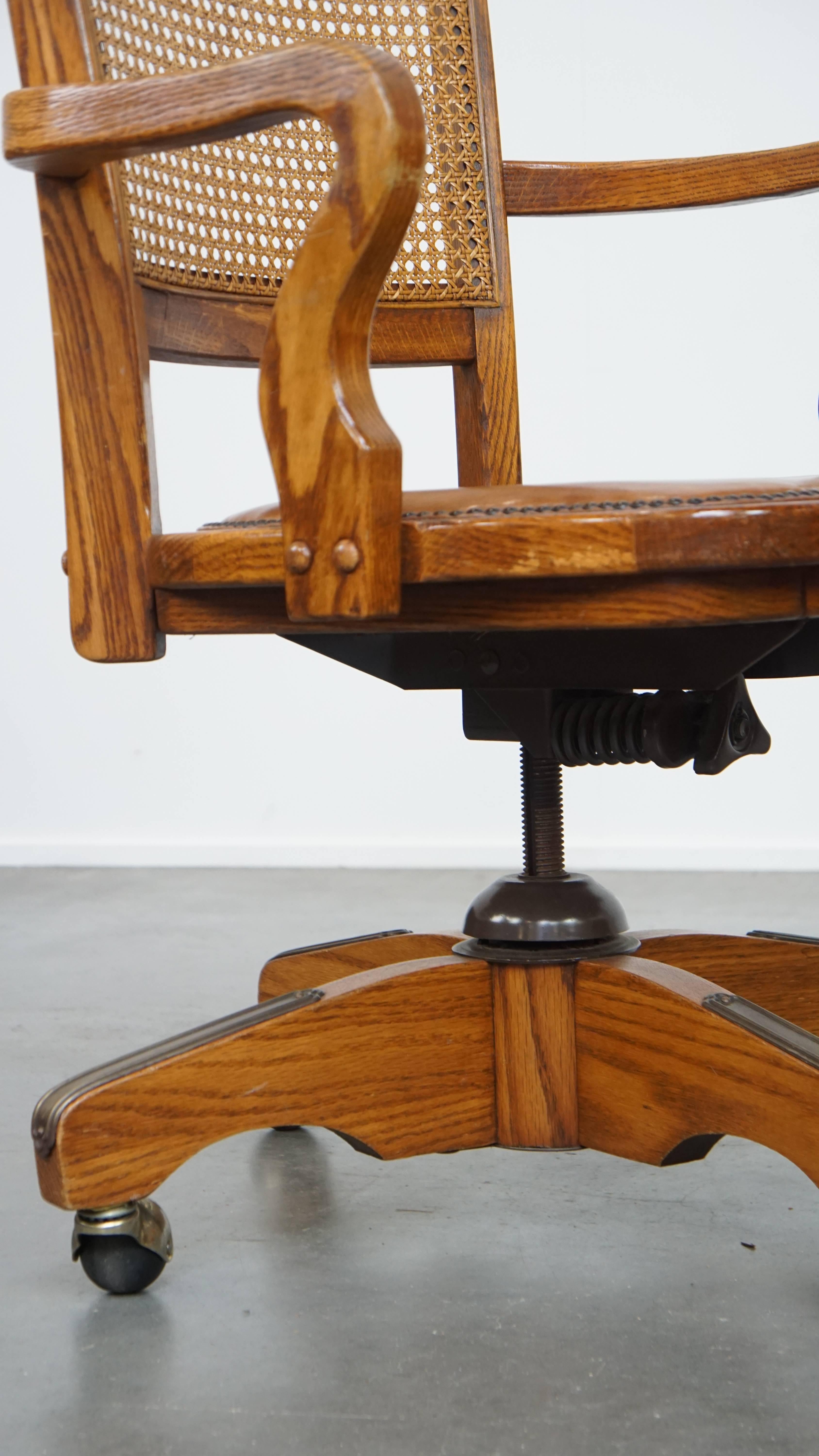 Bürostuhl aus Leder im Vintage-Stil mit Holz- und geflochtener Rohrrückenlehne auf Rollen im Angebot 5