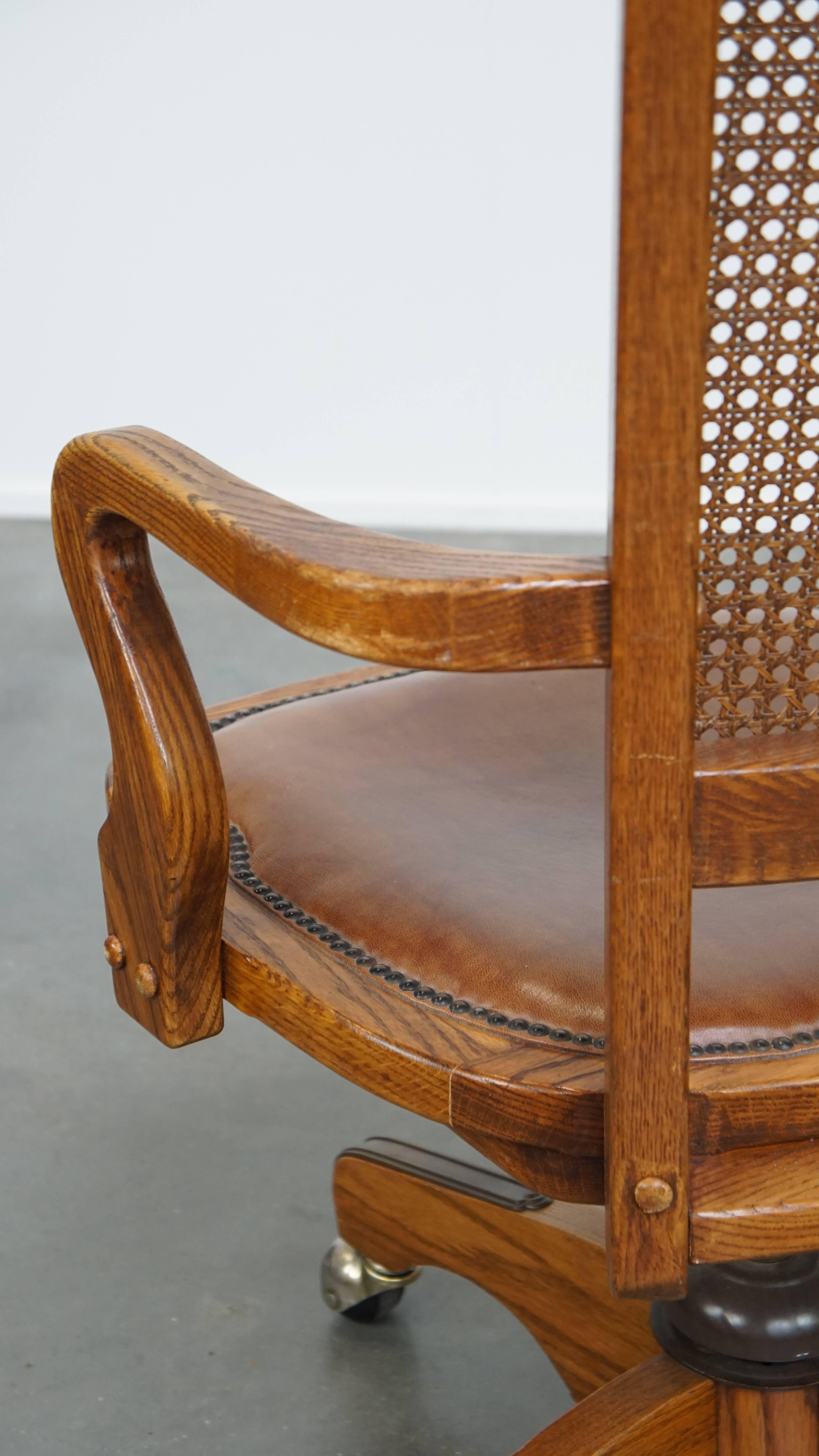 Bürostuhl aus Leder im Vintage-Stil mit Holz- und geflochtener Rohrrückenlehne auf Rollen im Angebot 6