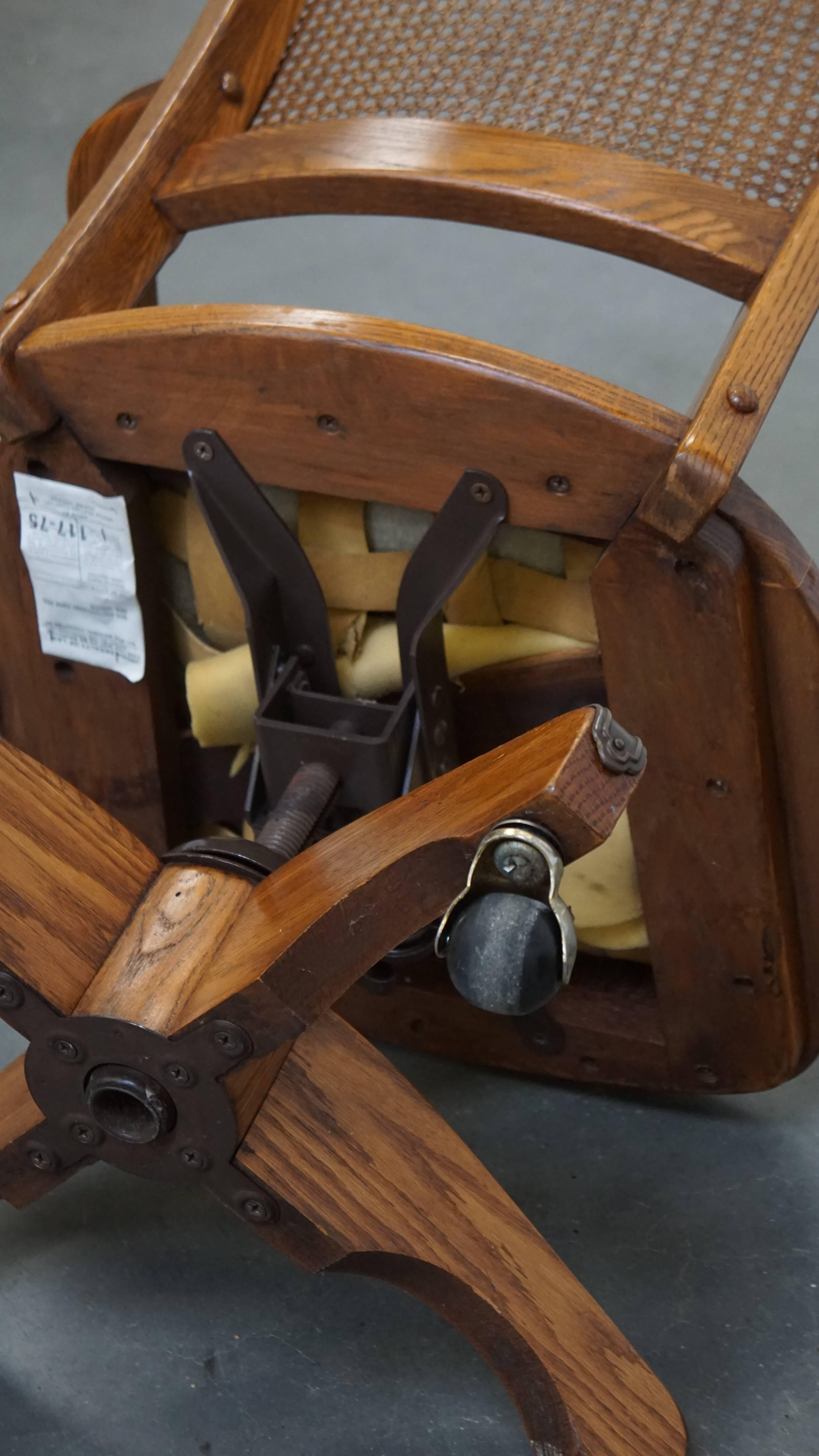 Bürostuhl aus Leder im Vintage-Stil mit Holz- und geflochtener Rohrrückenlehne auf Rollen im Angebot 8
