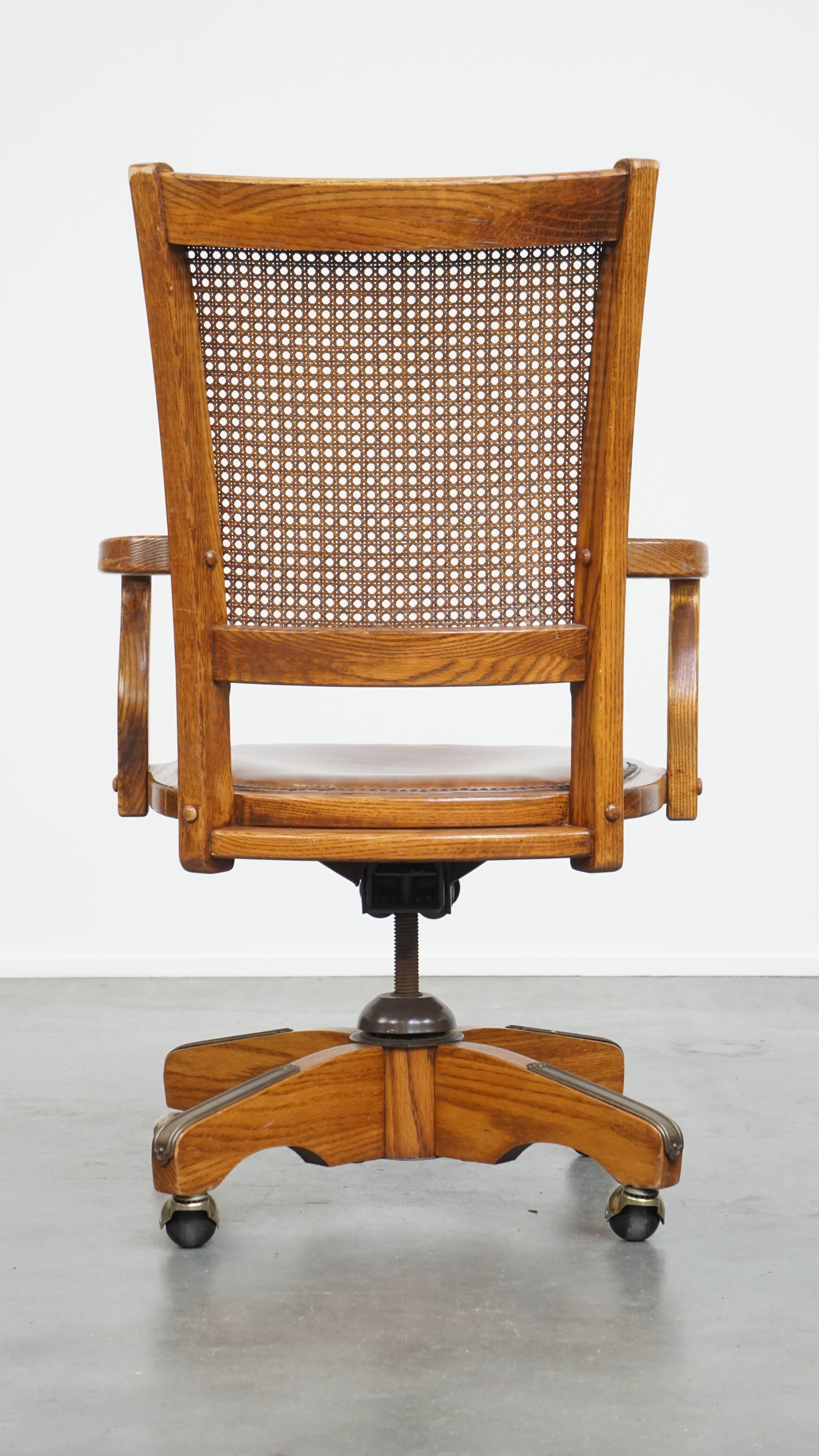 Bürostuhl aus Leder im Vintage-Stil mit Holz- und geflochtener Rohrrückenlehne auf Rollen (Handgefertigt) im Angebot