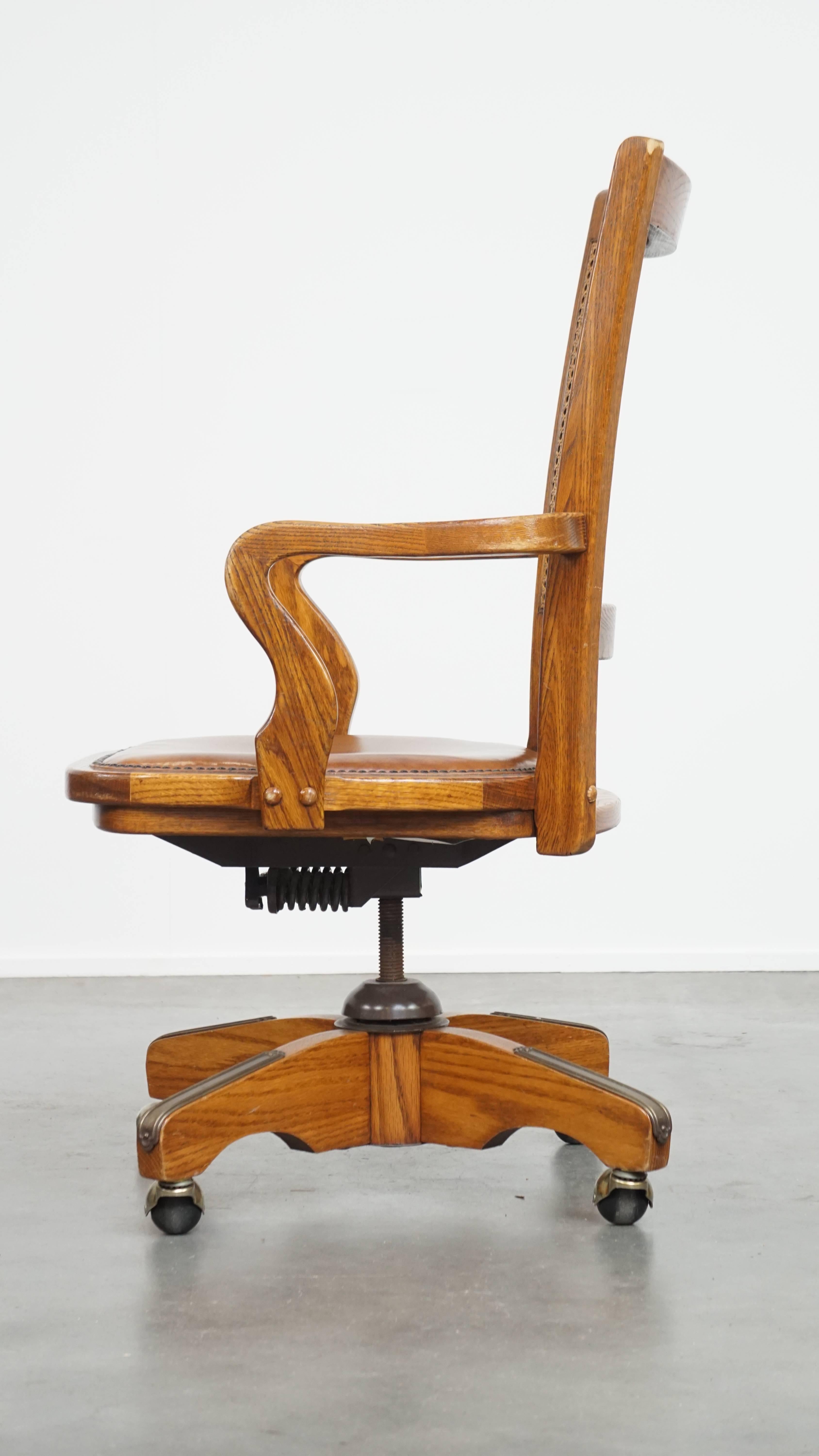 Bürostuhl aus Leder im Vintage-Stil mit Holz- und geflochtener Rohrrückenlehne auf Rollen im Zustand „Relativ gut“ im Angebot in Harderwijk, NL