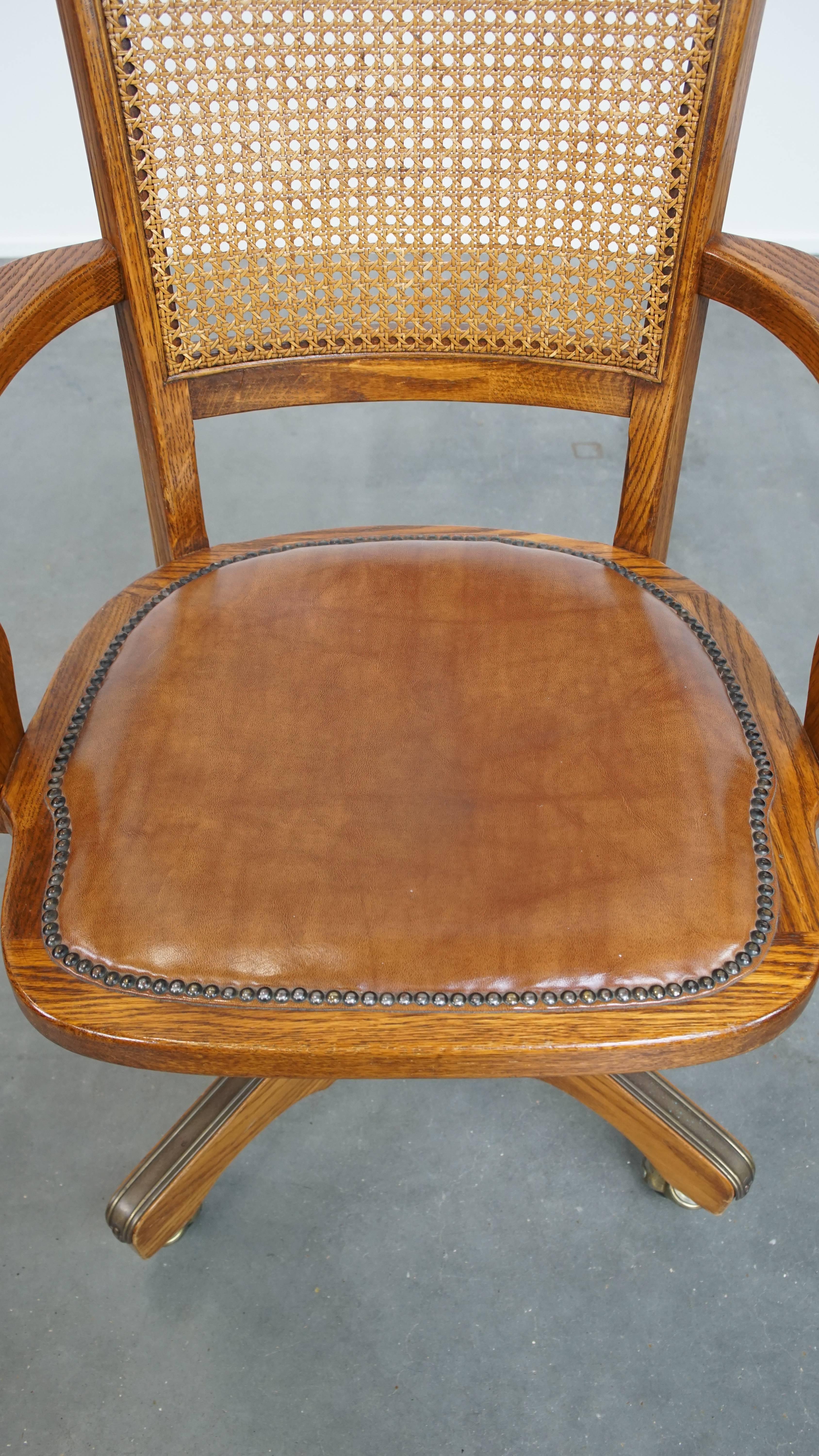 Bürostuhl aus Leder im Vintage-Stil mit Holz- und geflochtener Rohrrückenlehne auf Rollen (20. Jahrhundert) im Angebot