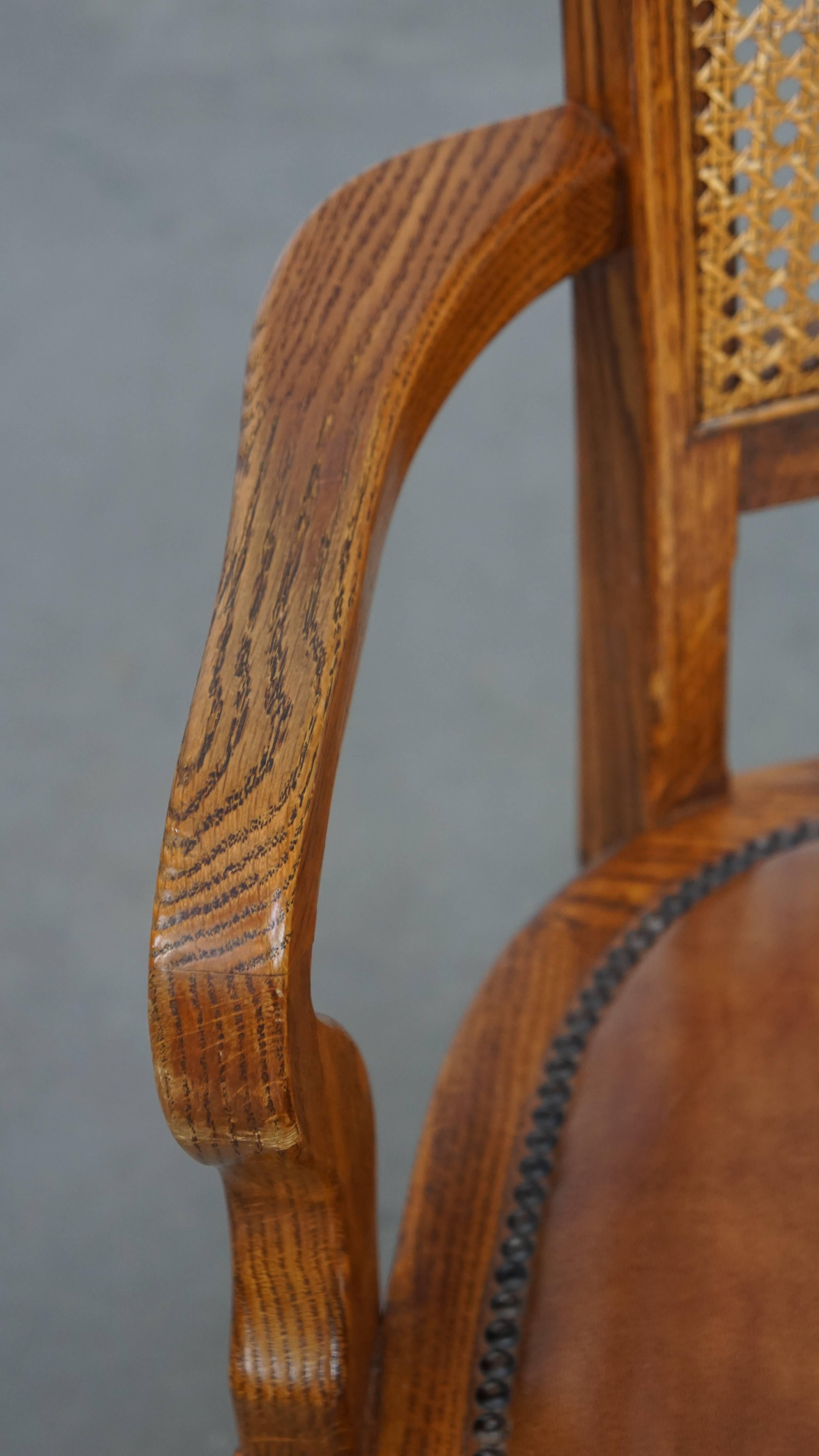Bürostuhl aus Leder im Vintage-Stil mit Holz- und geflochtener Rohrrückenlehne auf Rollen im Angebot 1