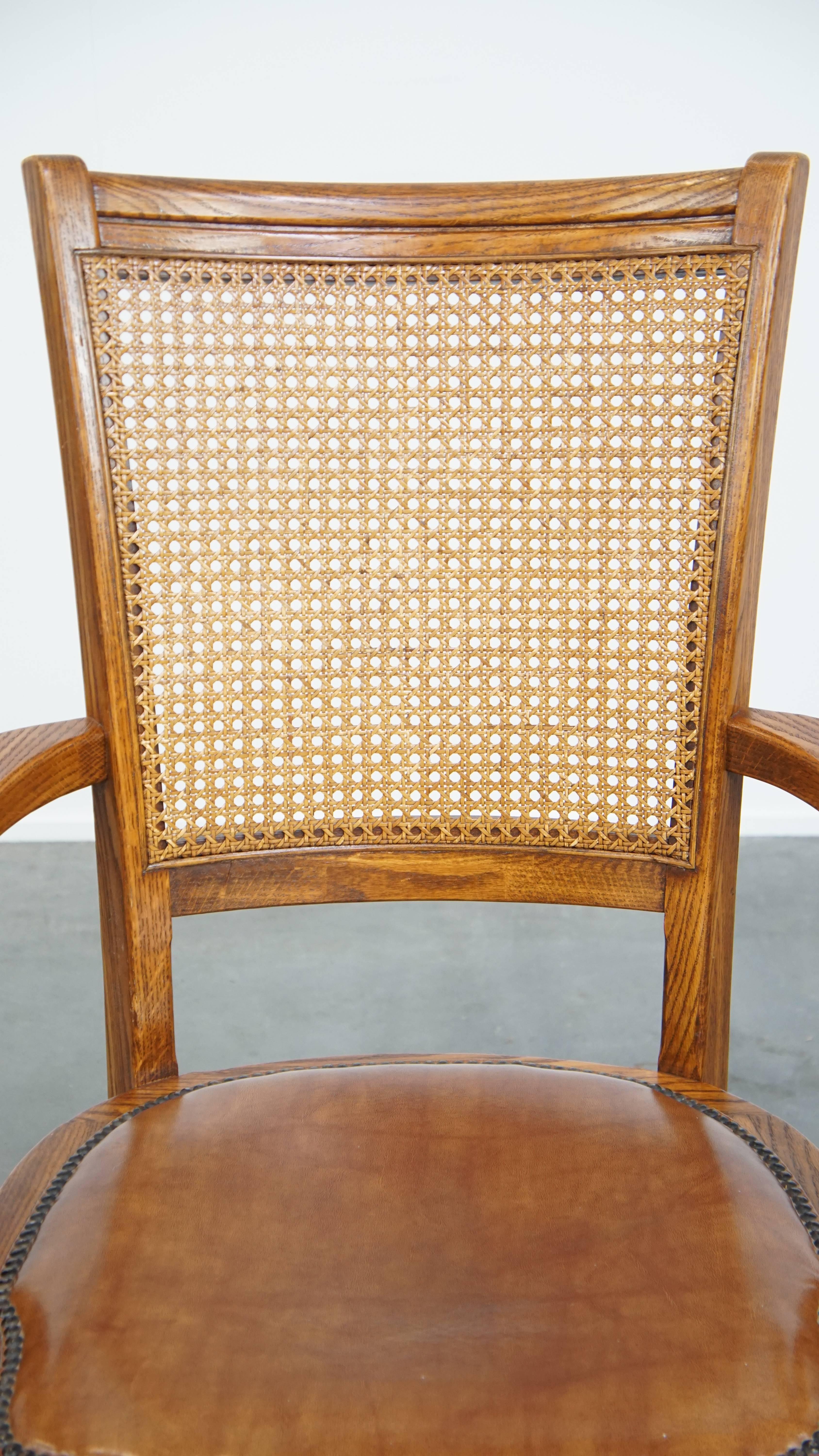 Bürostuhl aus Leder im Vintage-Stil mit Holz- und geflochtener Rohrrückenlehne auf Rollen im Angebot 3