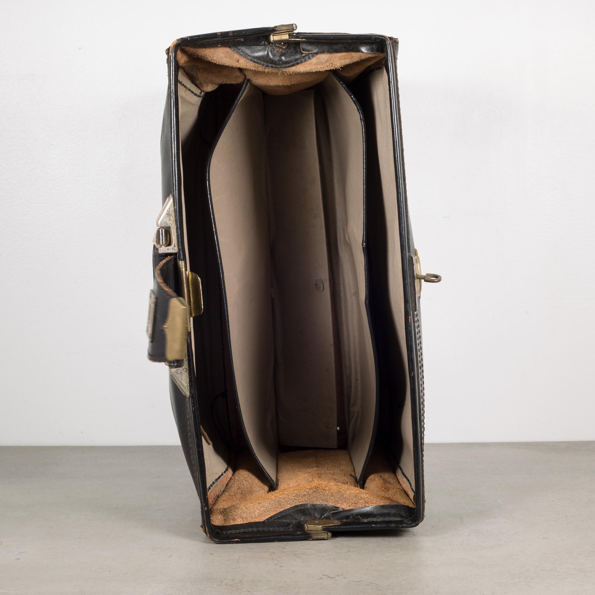Mid-Century Modern Vintage Leather Pan Am Pilot's Fight Bag, circa 1950-1960s