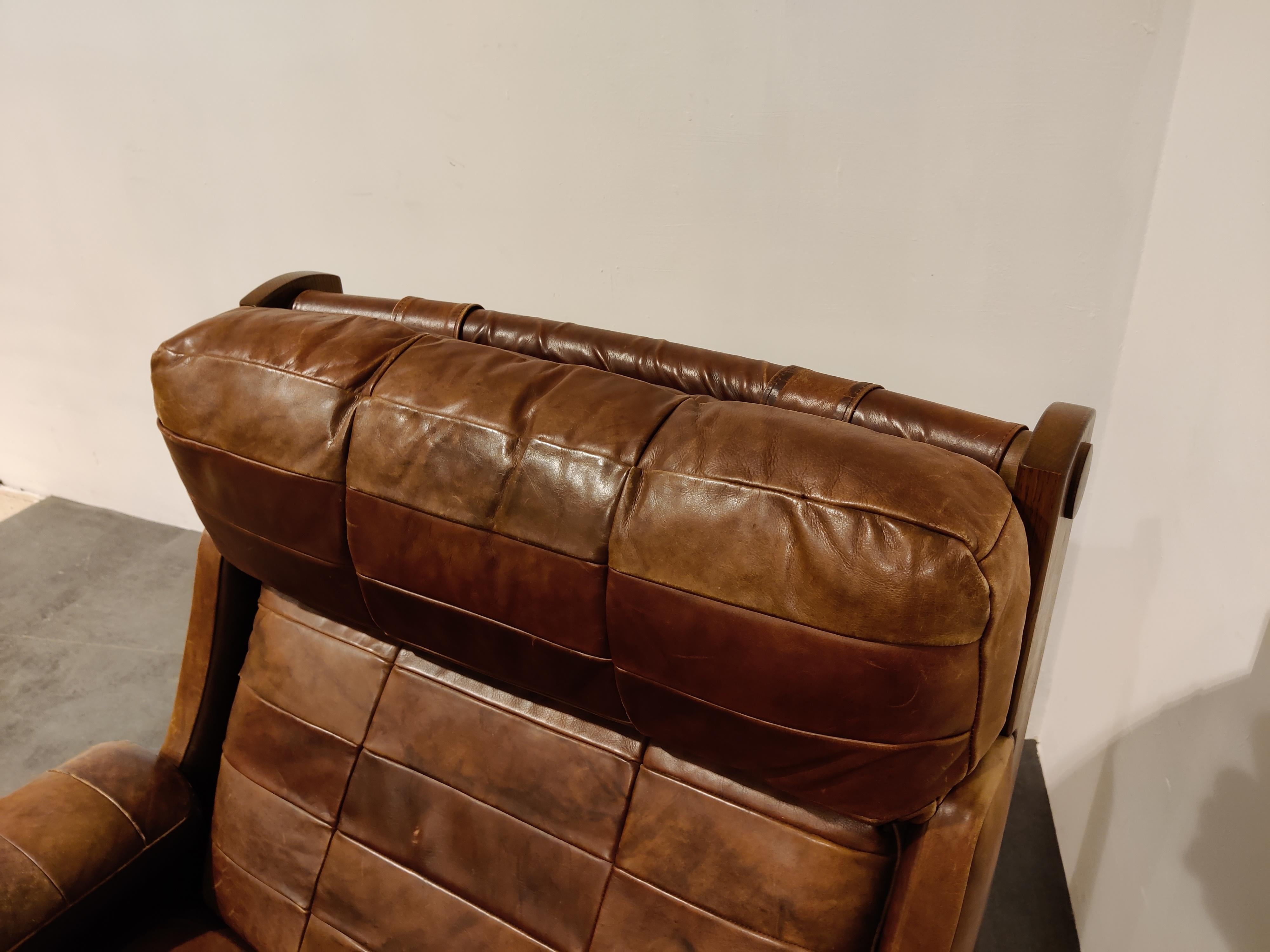 Mid century armchair with a oak wooden frame and beautiful brown patchwork leather upholstery. 

Fantastic vintage look.

Original condition with normal age related wear. 

1960s - Germany

Dimensions
Height: 86cm/33.85