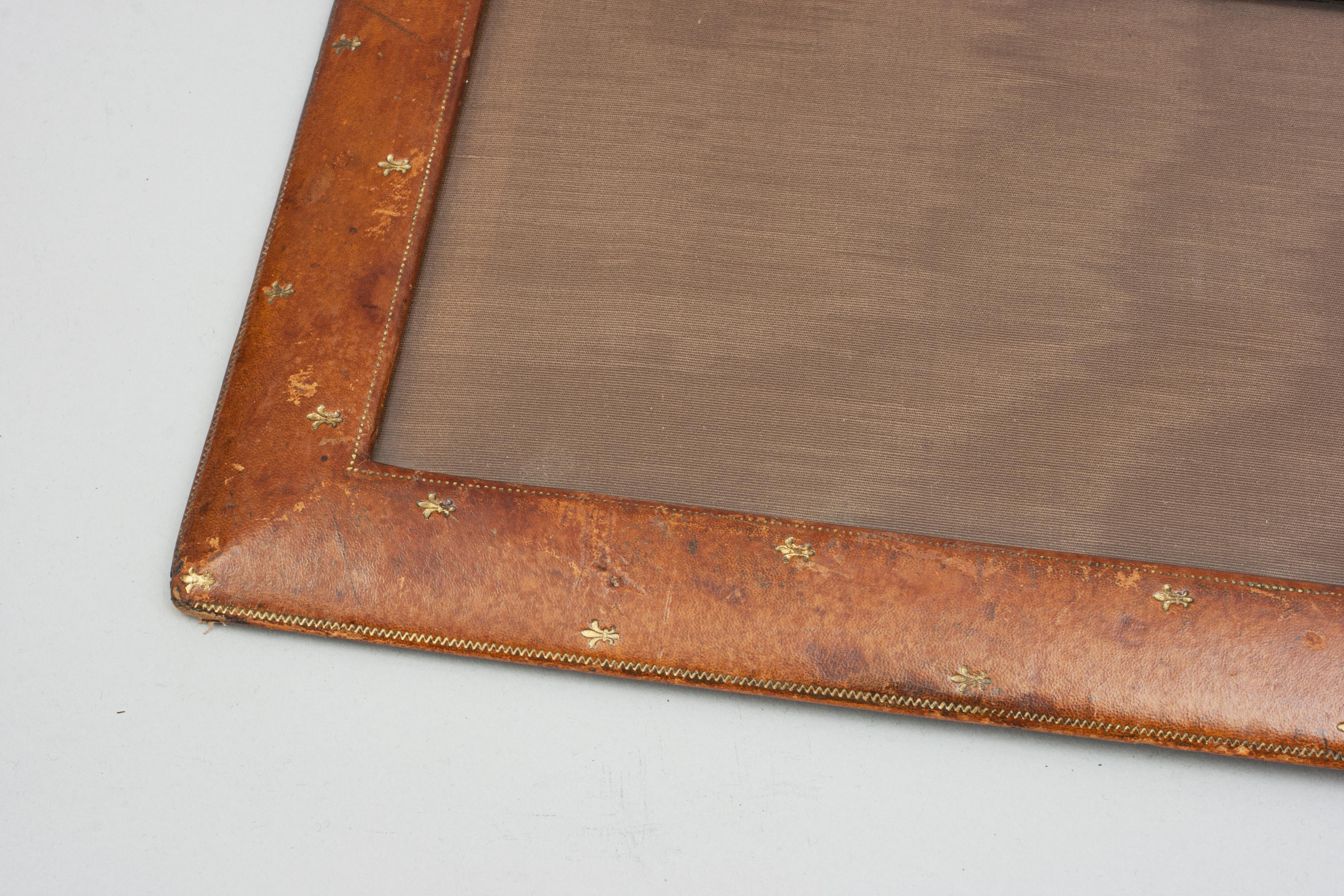 Vintage Leather Photograph Frame In Good Condition In Oxfordshire, GB