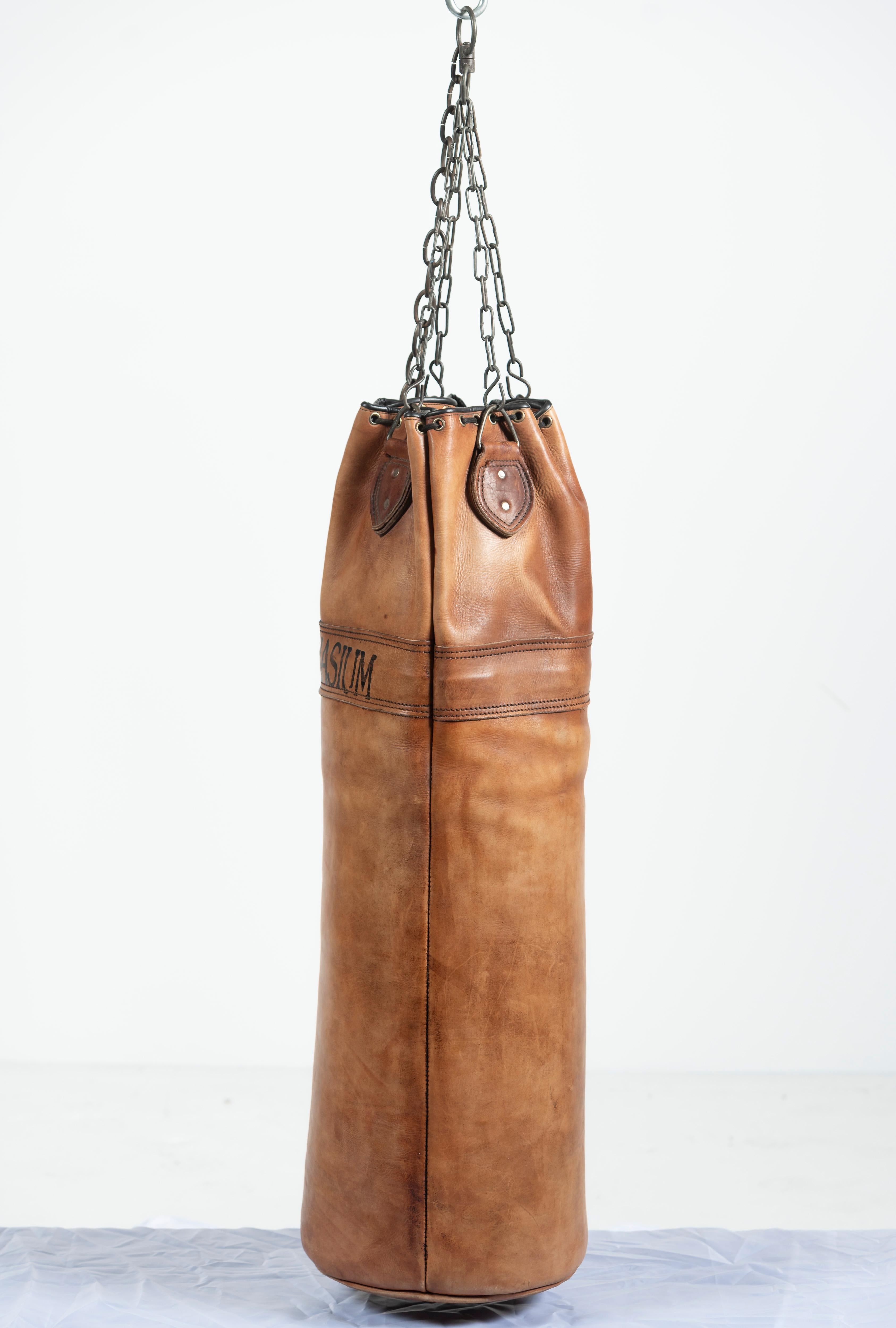 20ième siècle Sac à punching vintage en cuir, lourd en vente