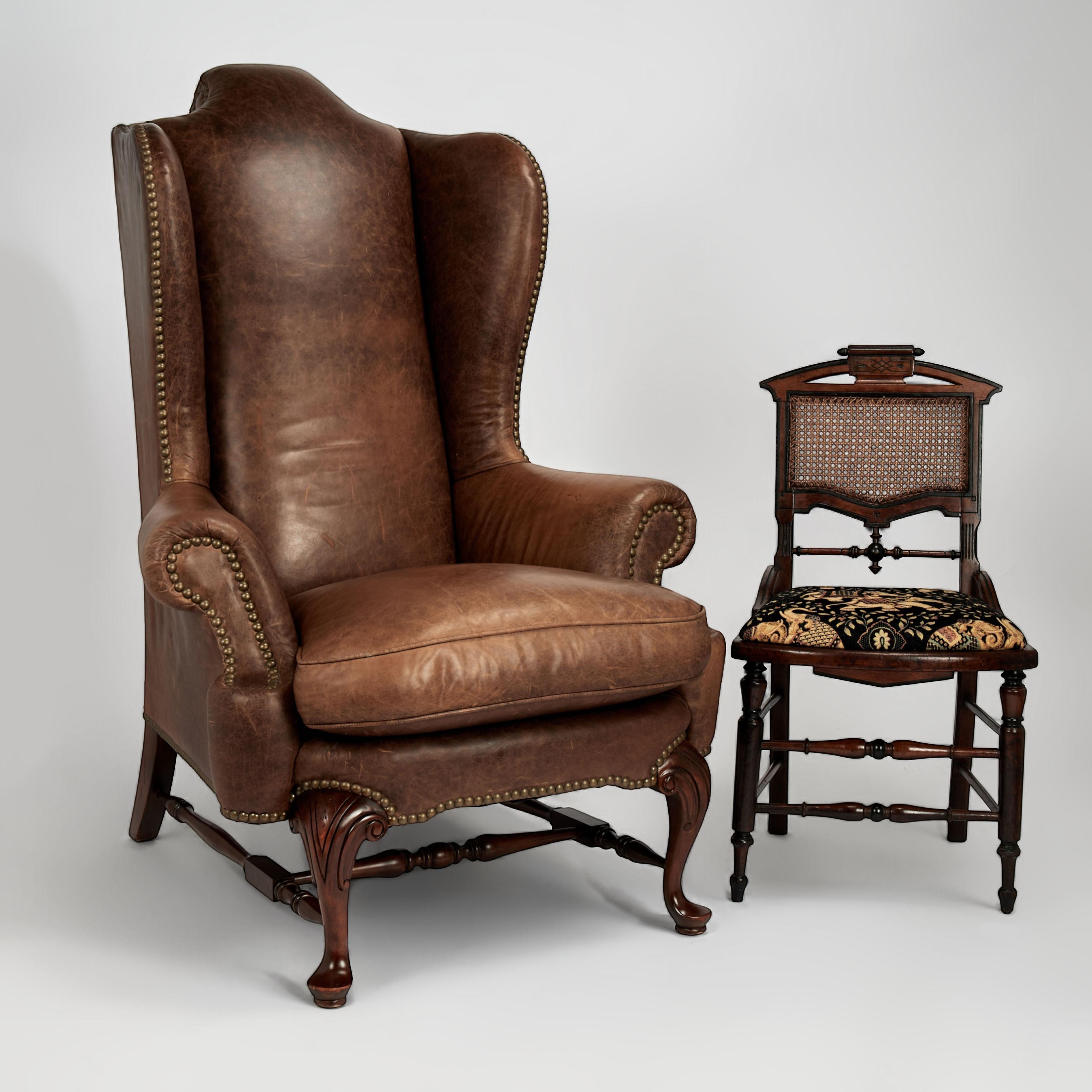 Wingback in pelle vintage in stile Queen Anne  Sedia di Beacon Hill in vendita 2