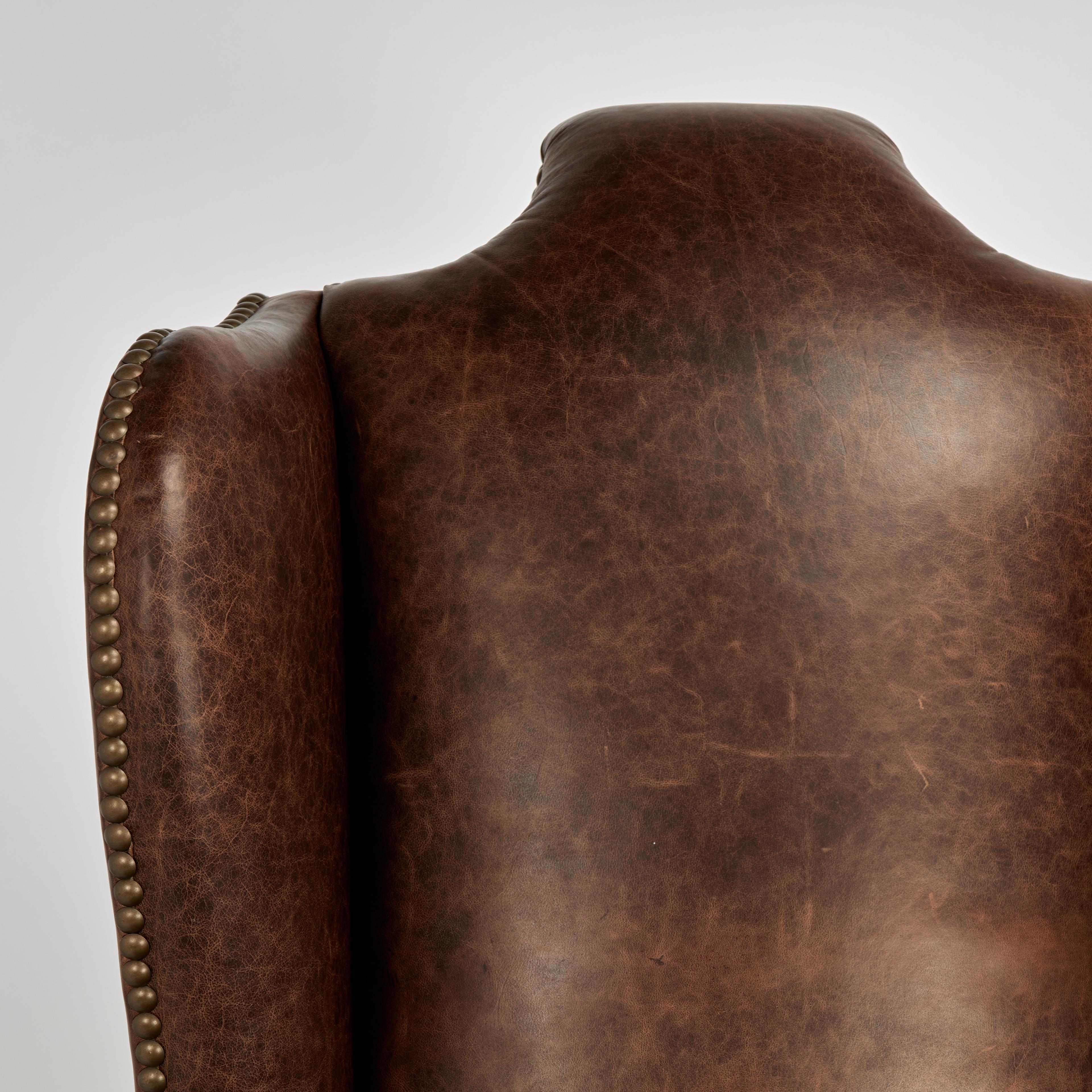 Regina Anna Wingback in pelle vintage in stile Queen Anne  Sedia di Beacon Hill in vendita