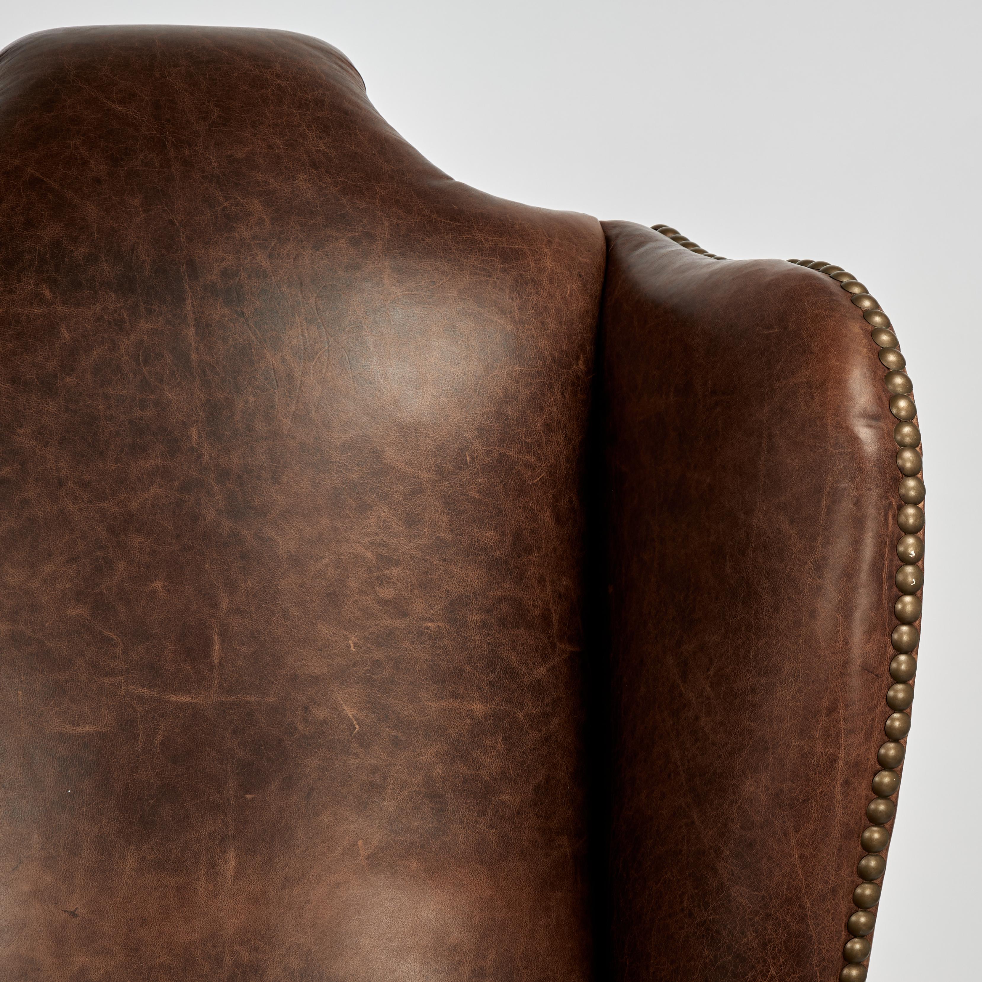 Americano Wingback in pelle vintage in stile Queen Anne  Sedia di Beacon Hill in vendita