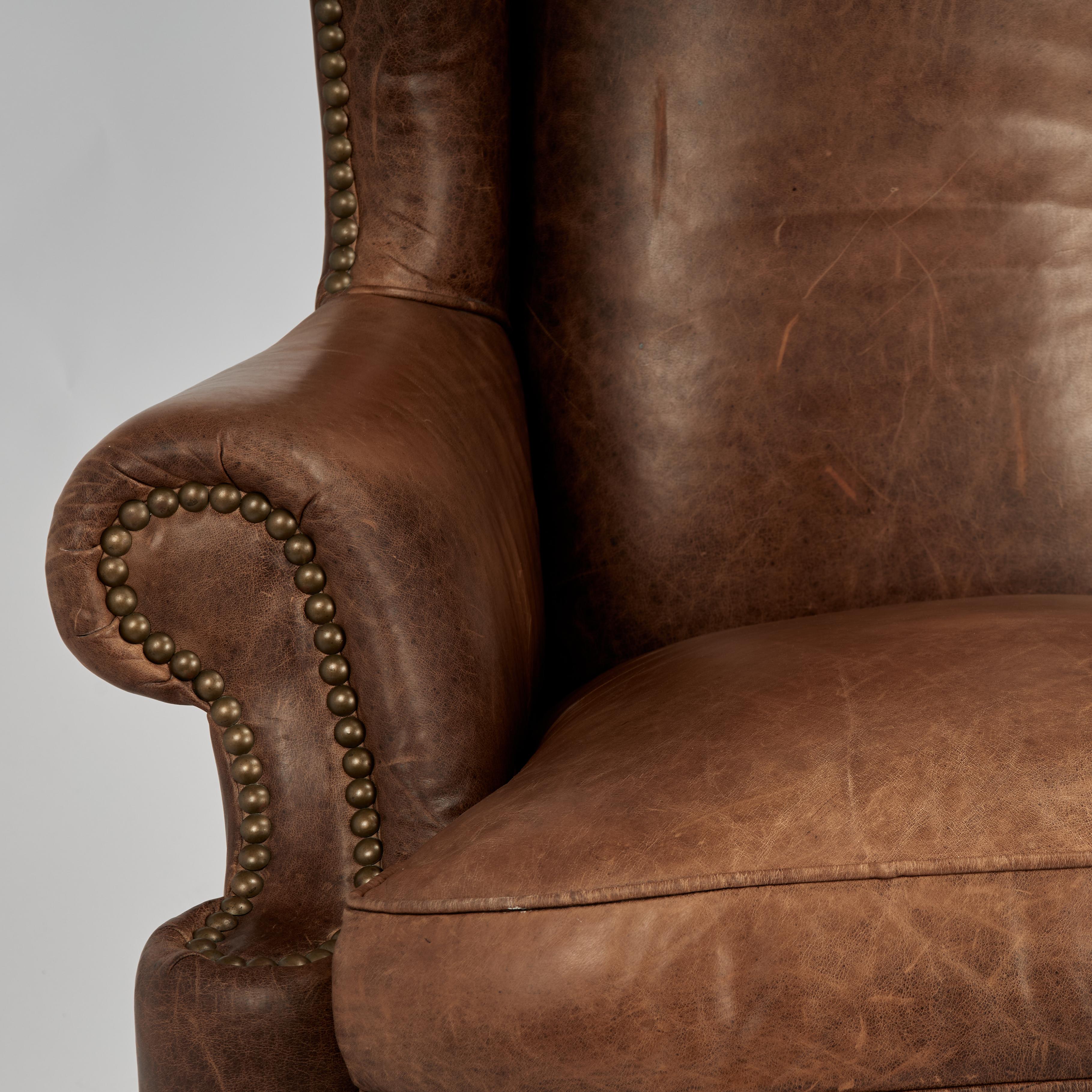 Fatto a mano Wingback in pelle vintage in stile Queen Anne  Sedia di Beacon Hill in vendita