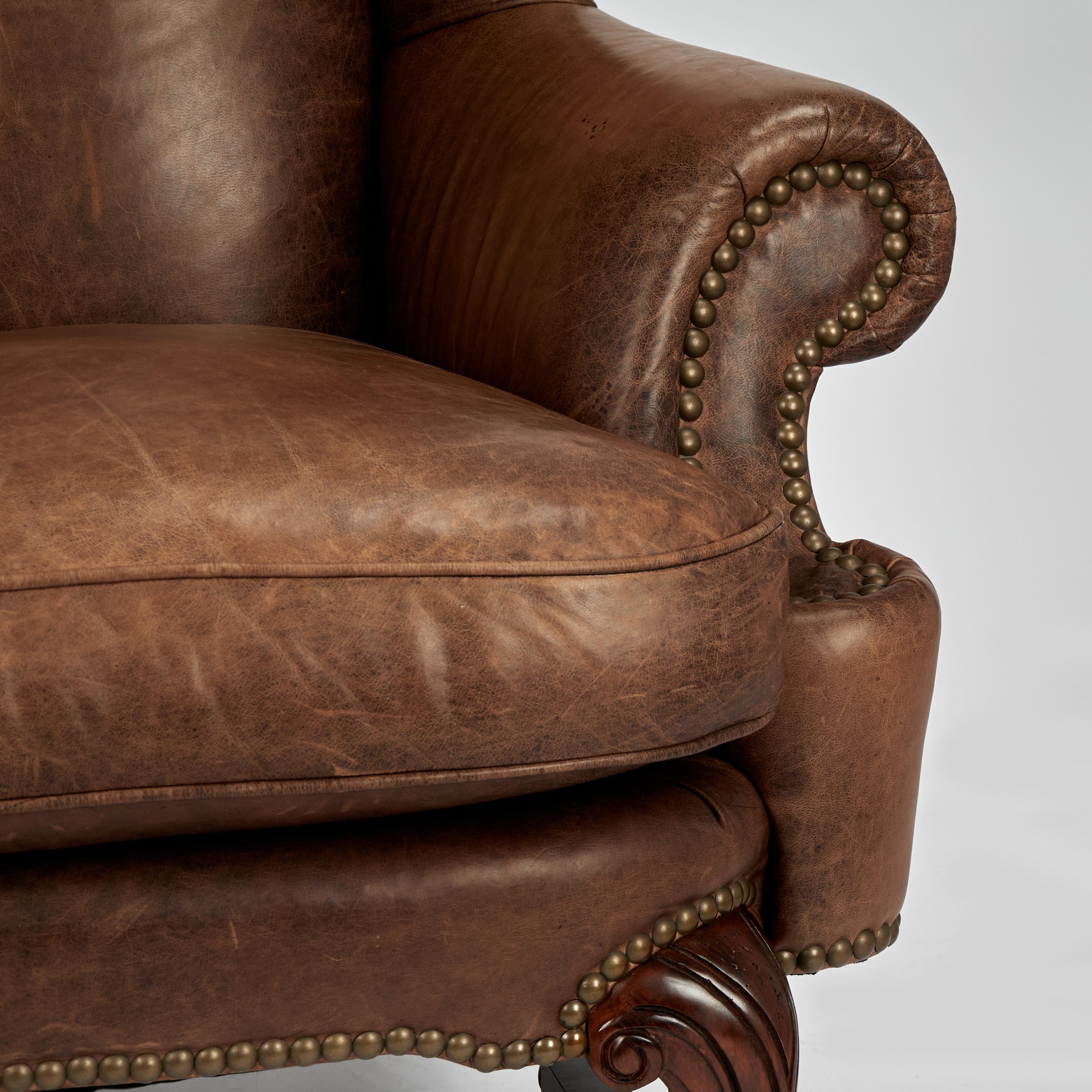 Wingback in pelle vintage in stile Queen Anne  Sedia di Beacon Hill In condizioni buone in vendita a Palm Beach, FL