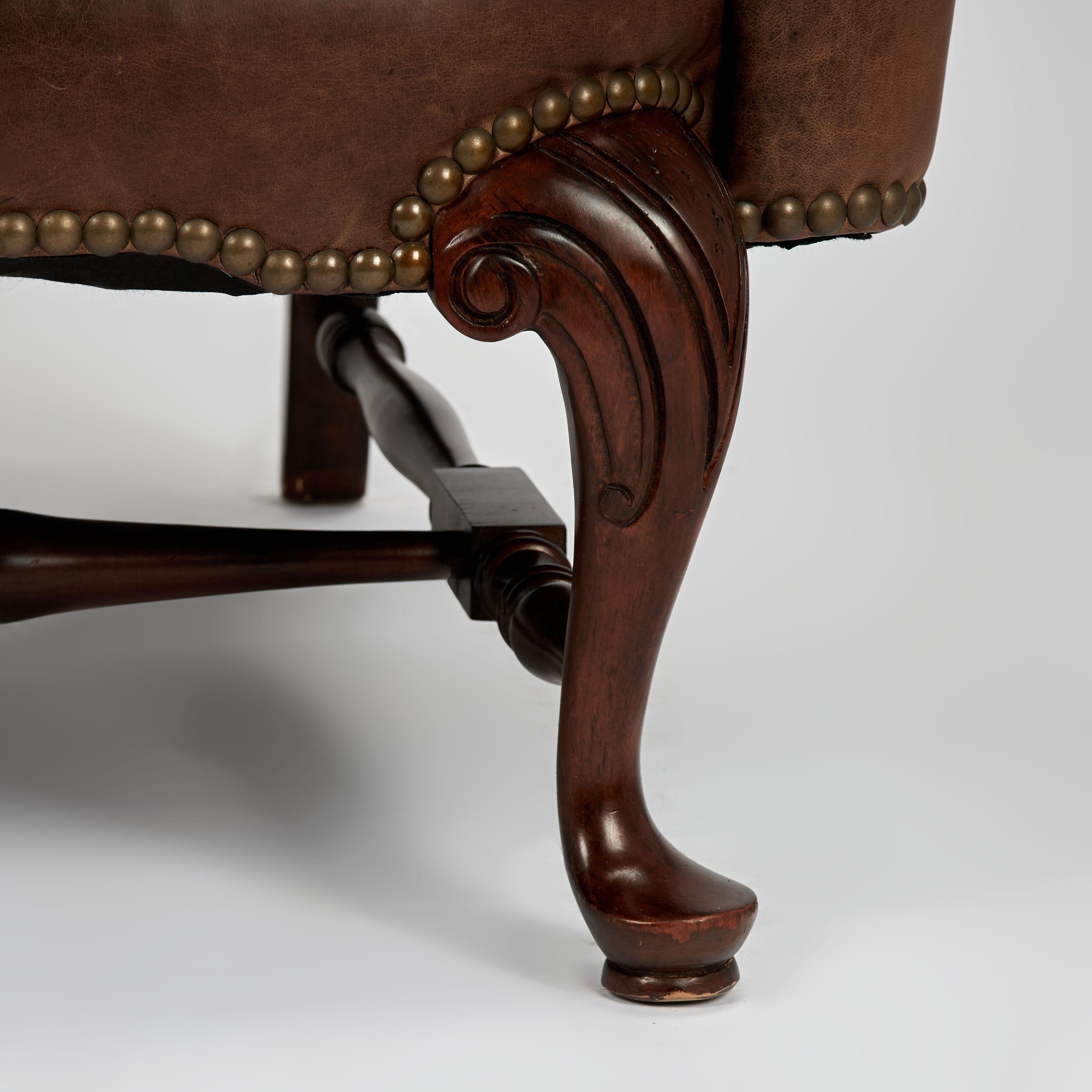 XX secolo Wingback in pelle vintage in stile Queen Anne  Sedia di Beacon Hill in vendita