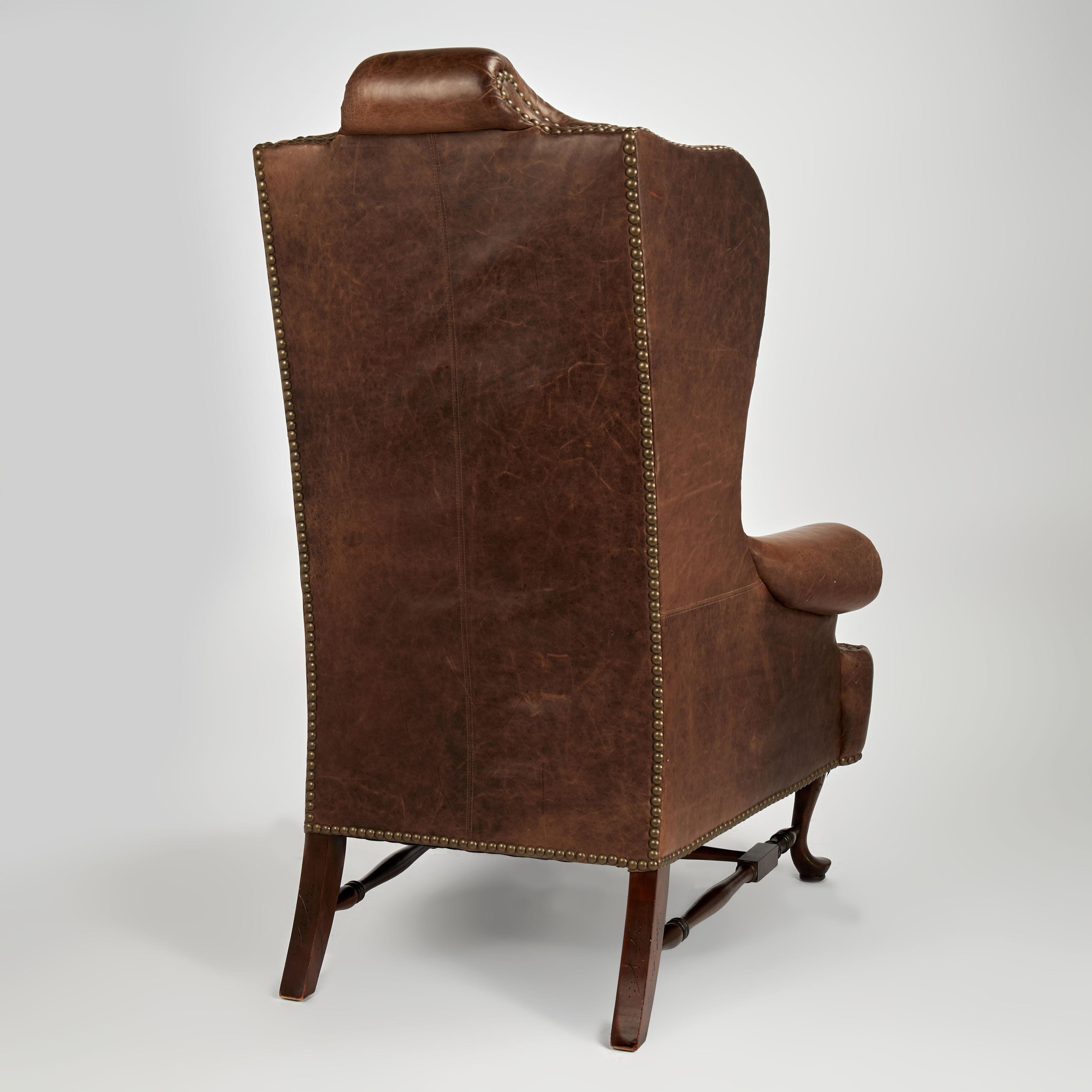 Wingback in pelle vintage in stile Queen Anne  Sedia di Beacon Hill in vendita 1