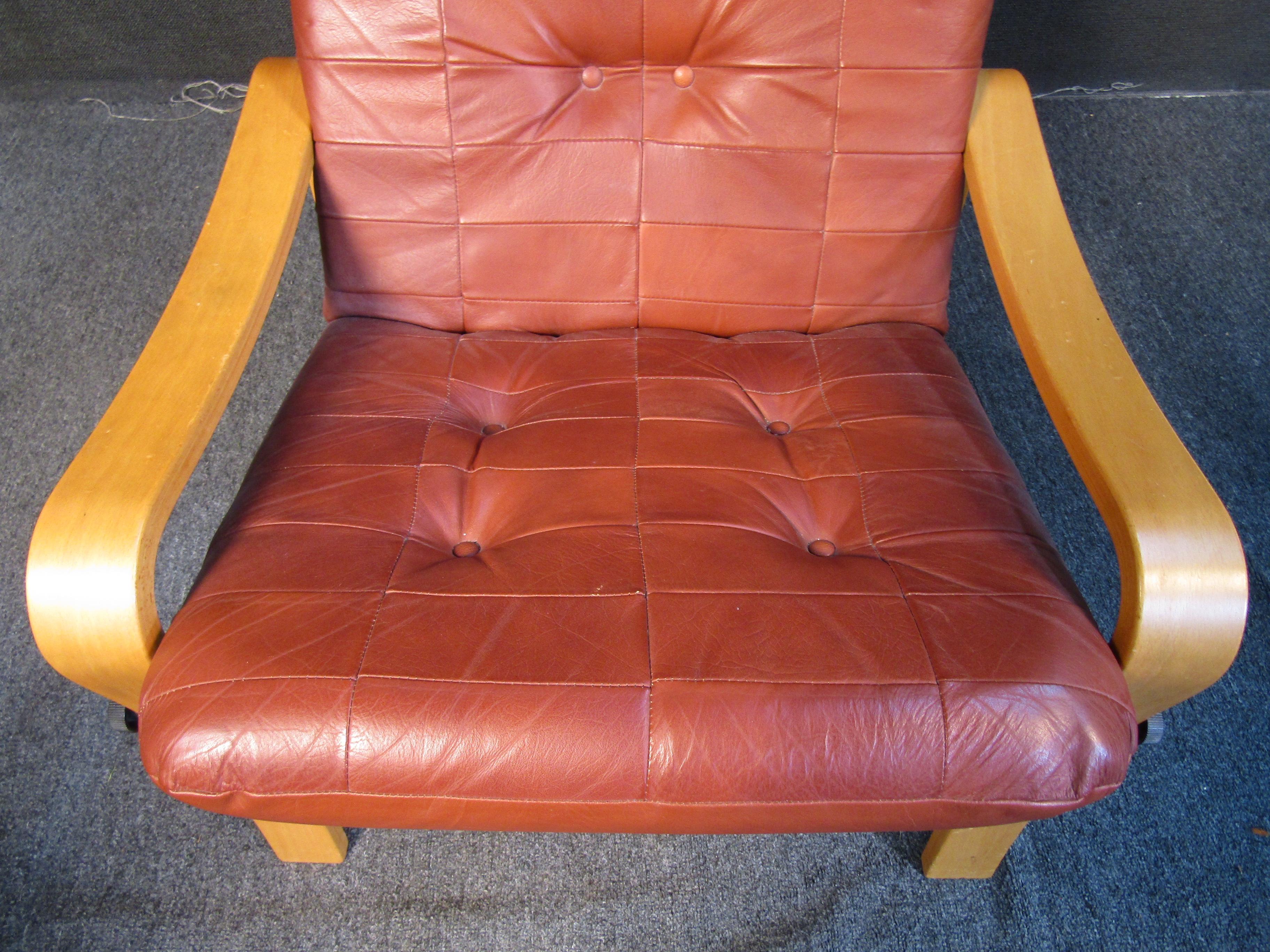 Ensemble fauteuil inclinable et repose-pieds en cuir vintage en vente 4