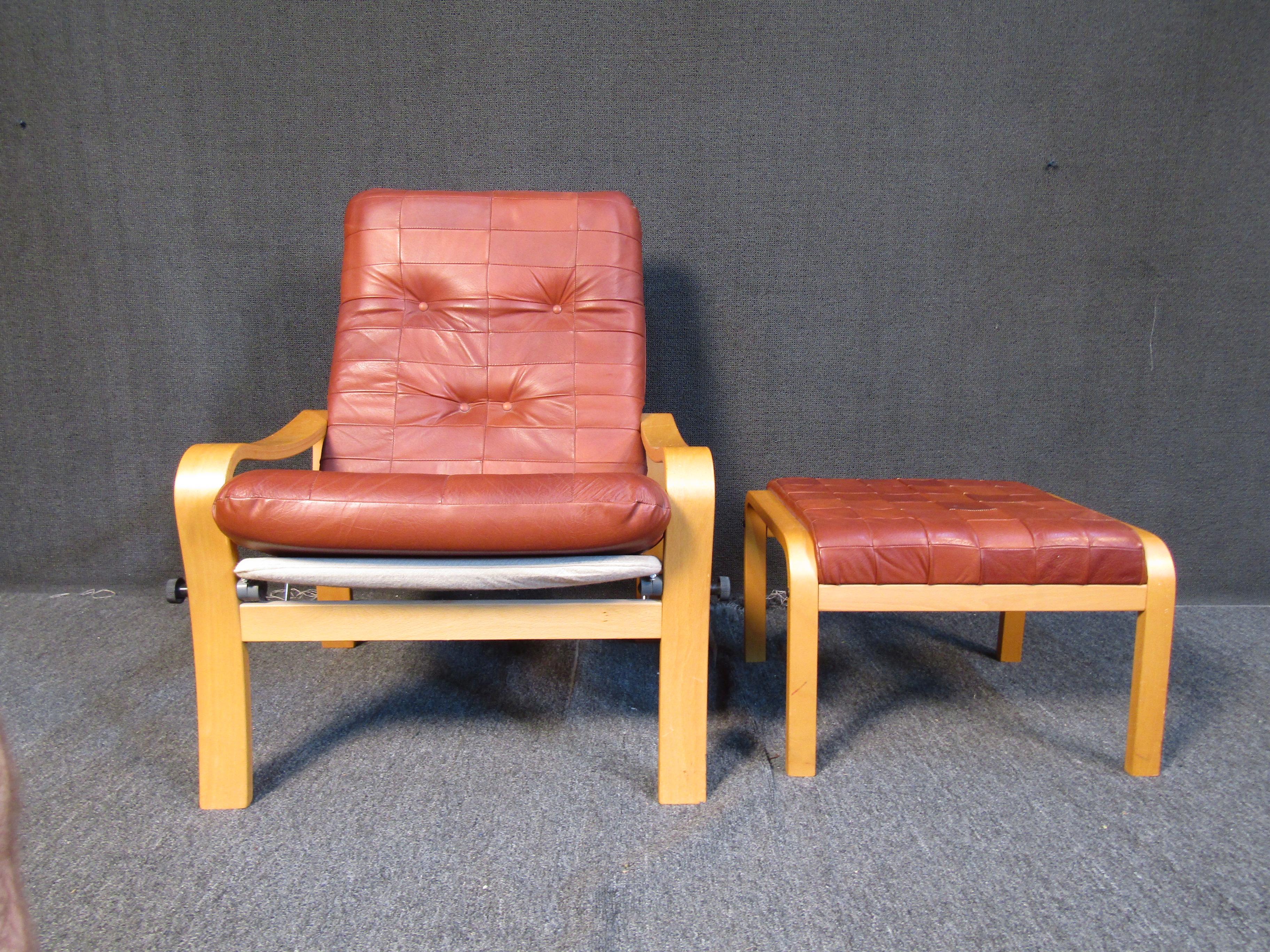 Mid-Century Modern Ensemble fauteuil inclinable et repose-pieds en cuir vintage en vente