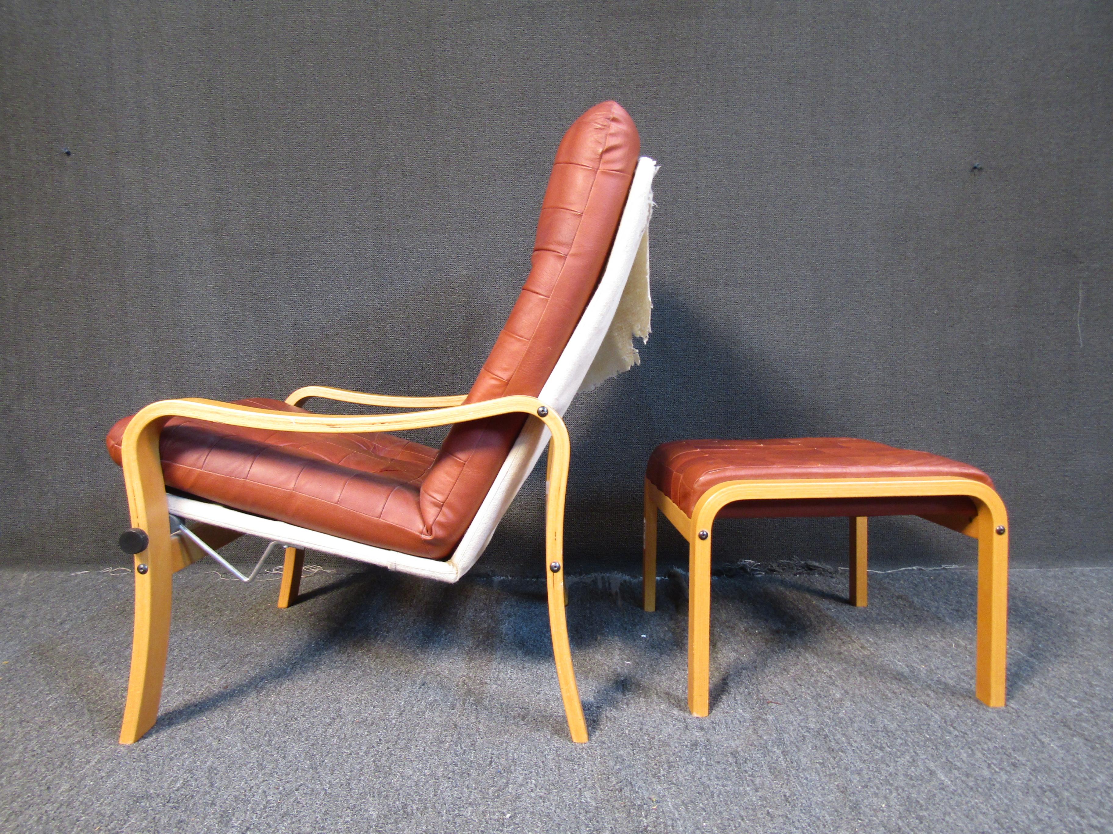 Ensemble fauteuil inclinable et repose-pieds en cuir vintage Bon état - En vente à Brooklyn, NY