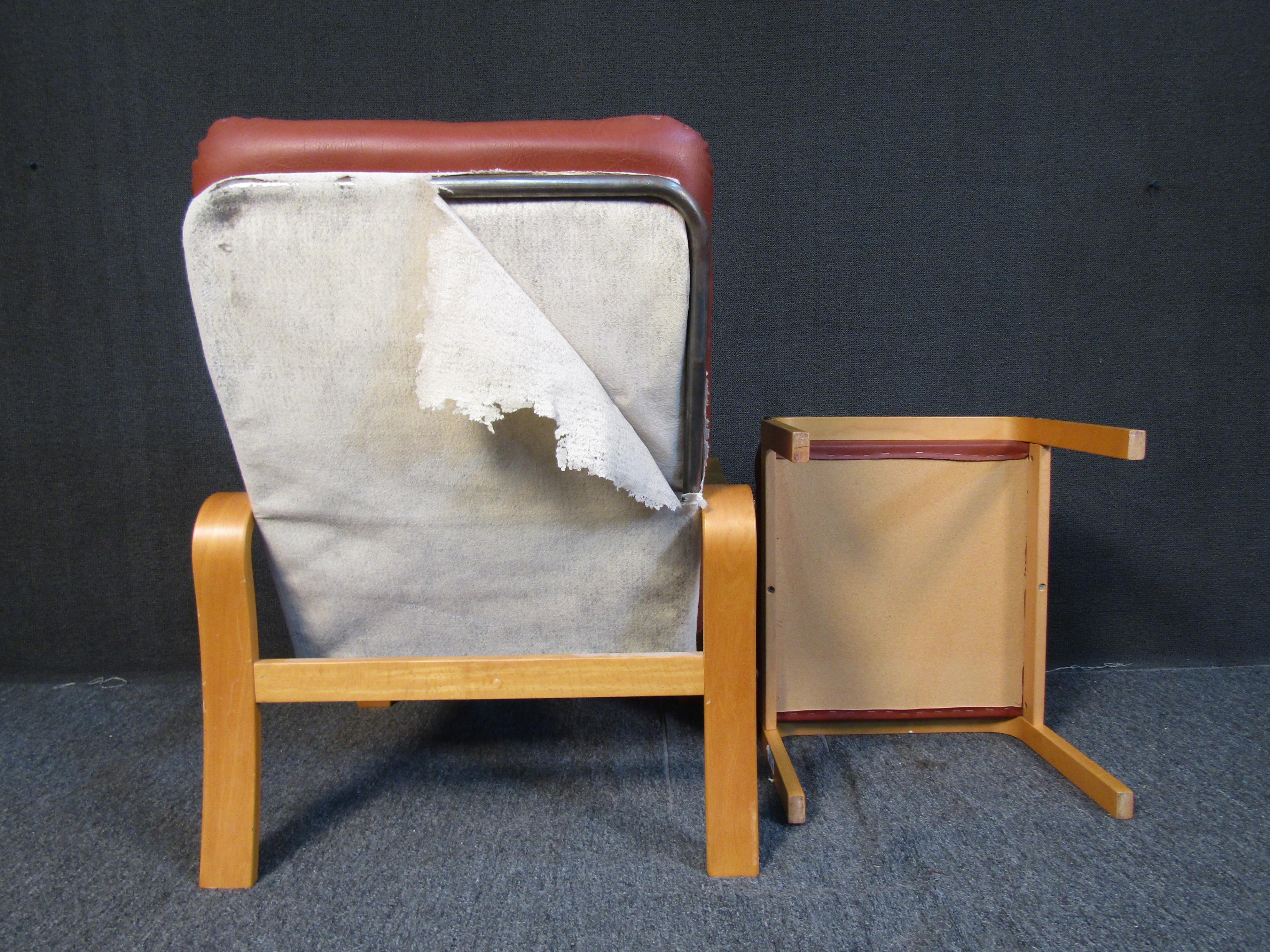 20ième siècle Ensemble fauteuil inclinable et repose-pieds en cuir vintage en vente