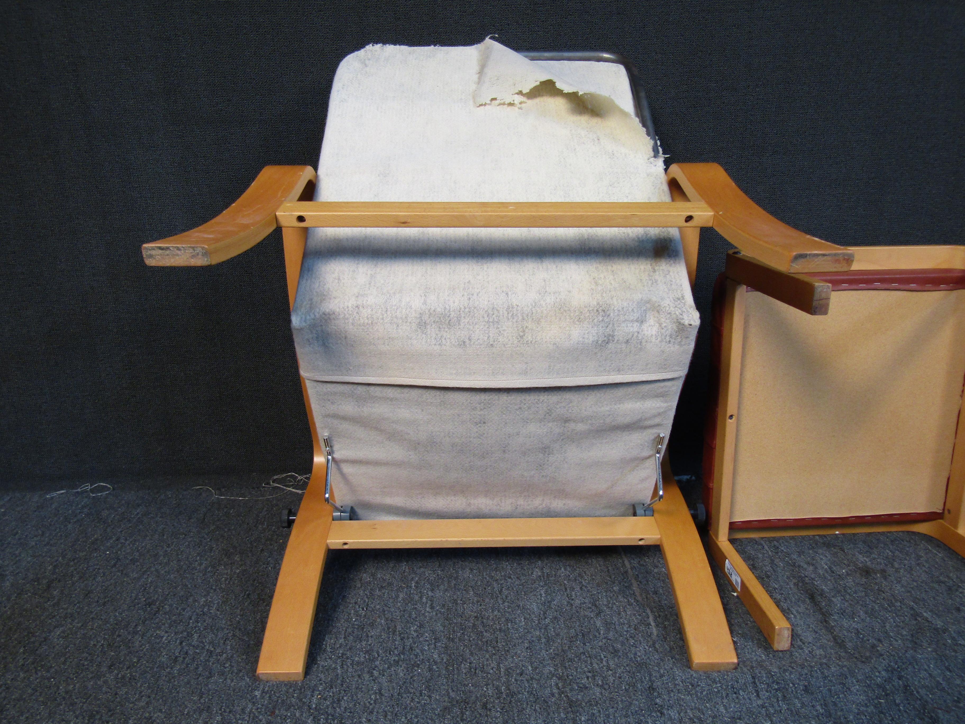 Ensemble fauteuil inclinable et repose-pieds en cuir vintage en vente 1