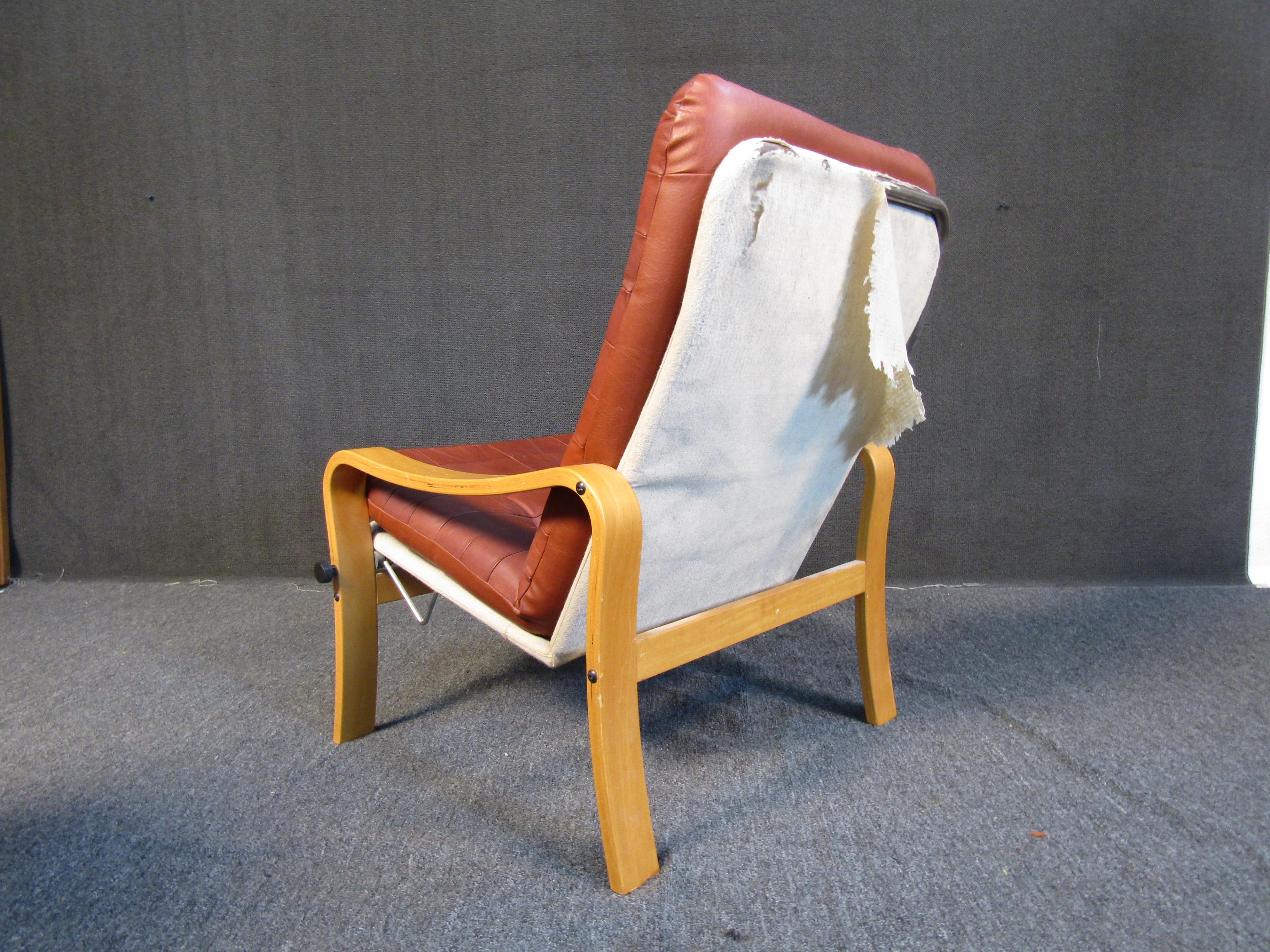 Ensemble fauteuil inclinable et repose-pieds en cuir vintage en vente 2