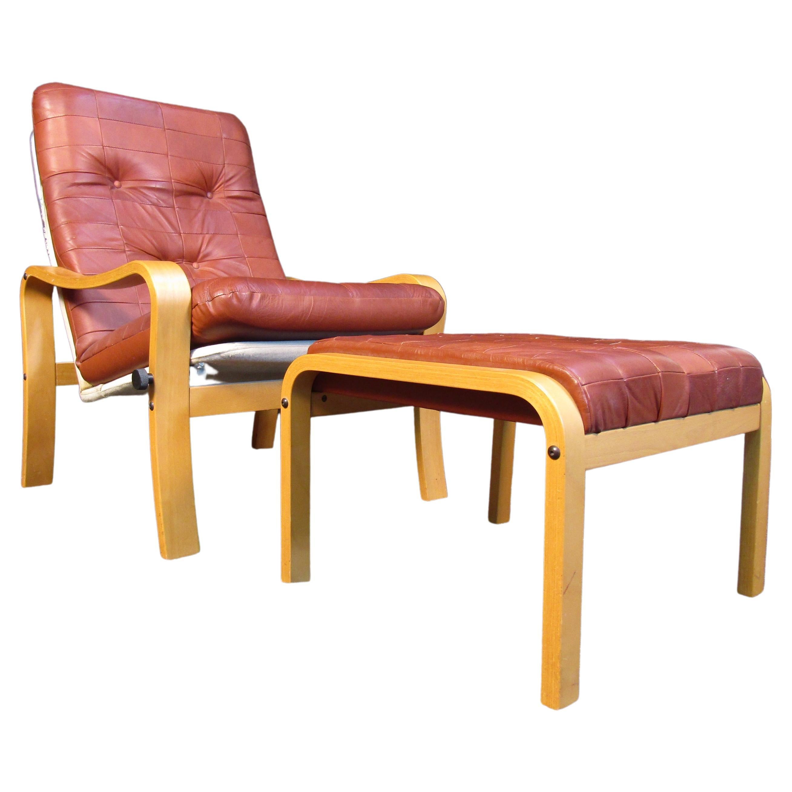 Ensemble fauteuil inclinable et repose-pieds en cuir vintage en vente