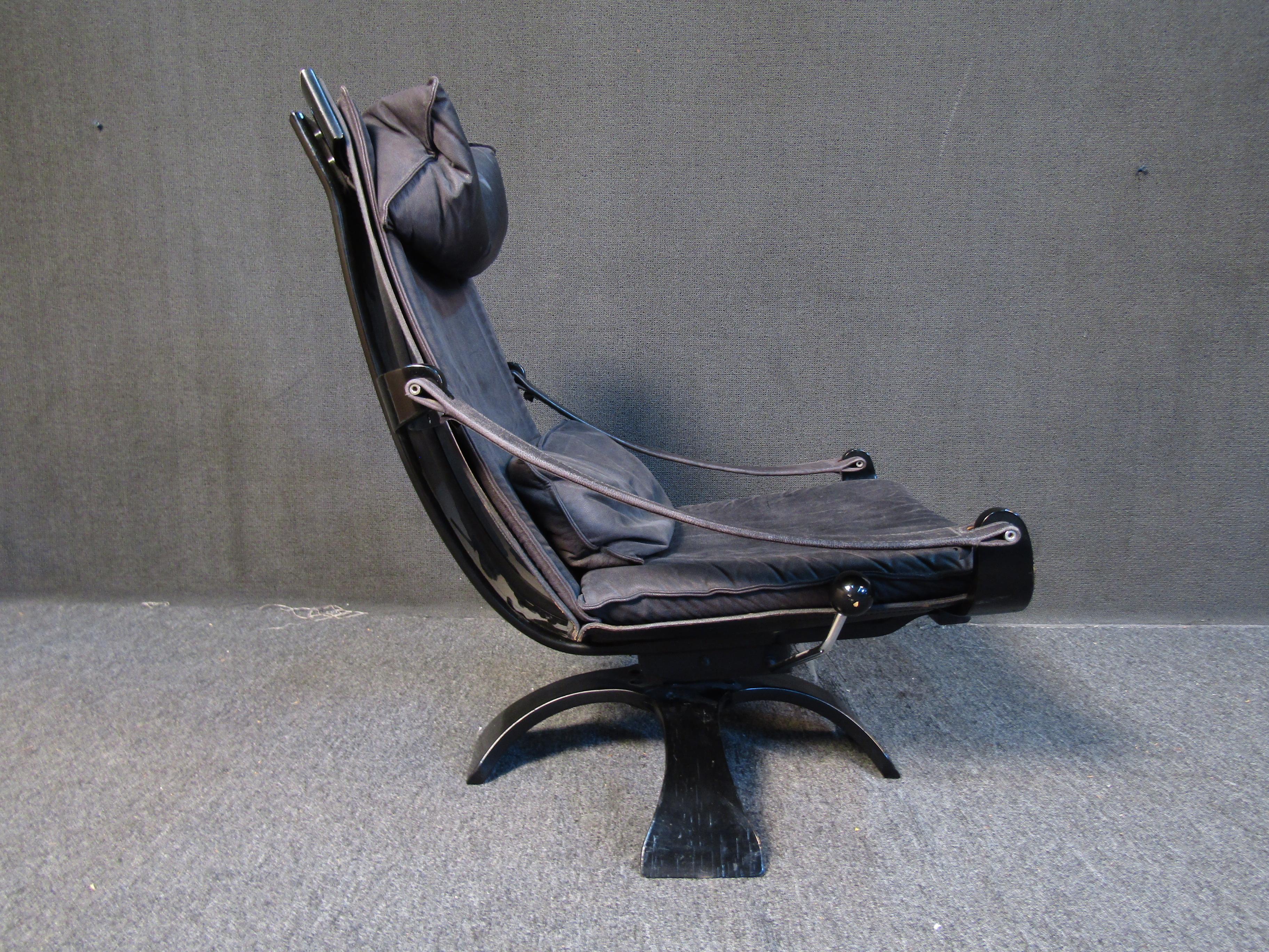 Avec un design inclinable unique et un cadre inhabituel, cette chaise suédoise vintage présente des coussins en cuir foncé avec une patine usée. Veuillez confirmer la localisation de l'article auprès du vendeur (NY/NJ).