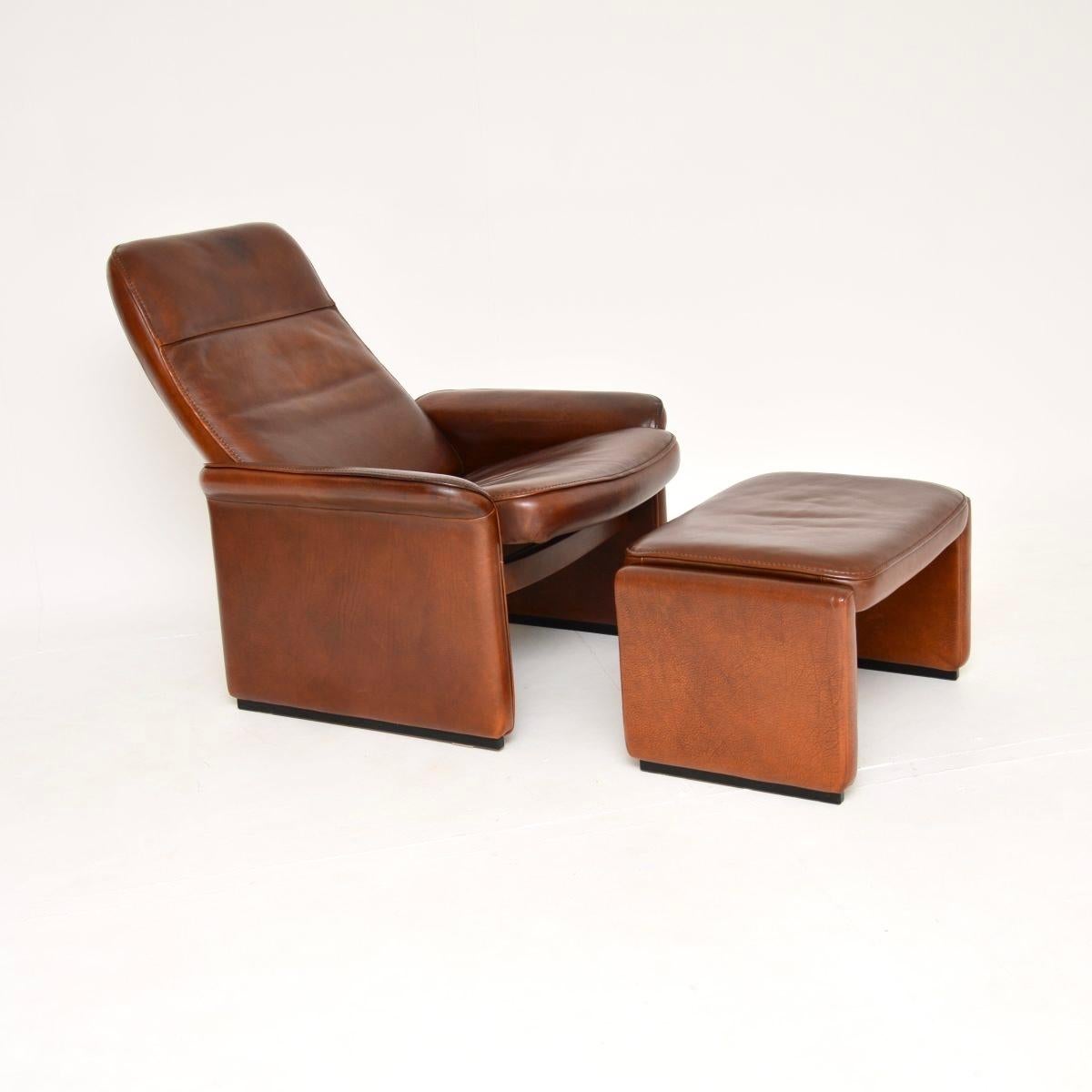 Poltrona e sgabello DS 50 reclinabili in pelle vintage, eleganti e incredibilmente comodi, di De Sede. Sono stati prodotti in Svizzera e risalgono agli anni '60-'70 circa.

La qualità è assolutamente superba, come tutti i prodotti De Sede è