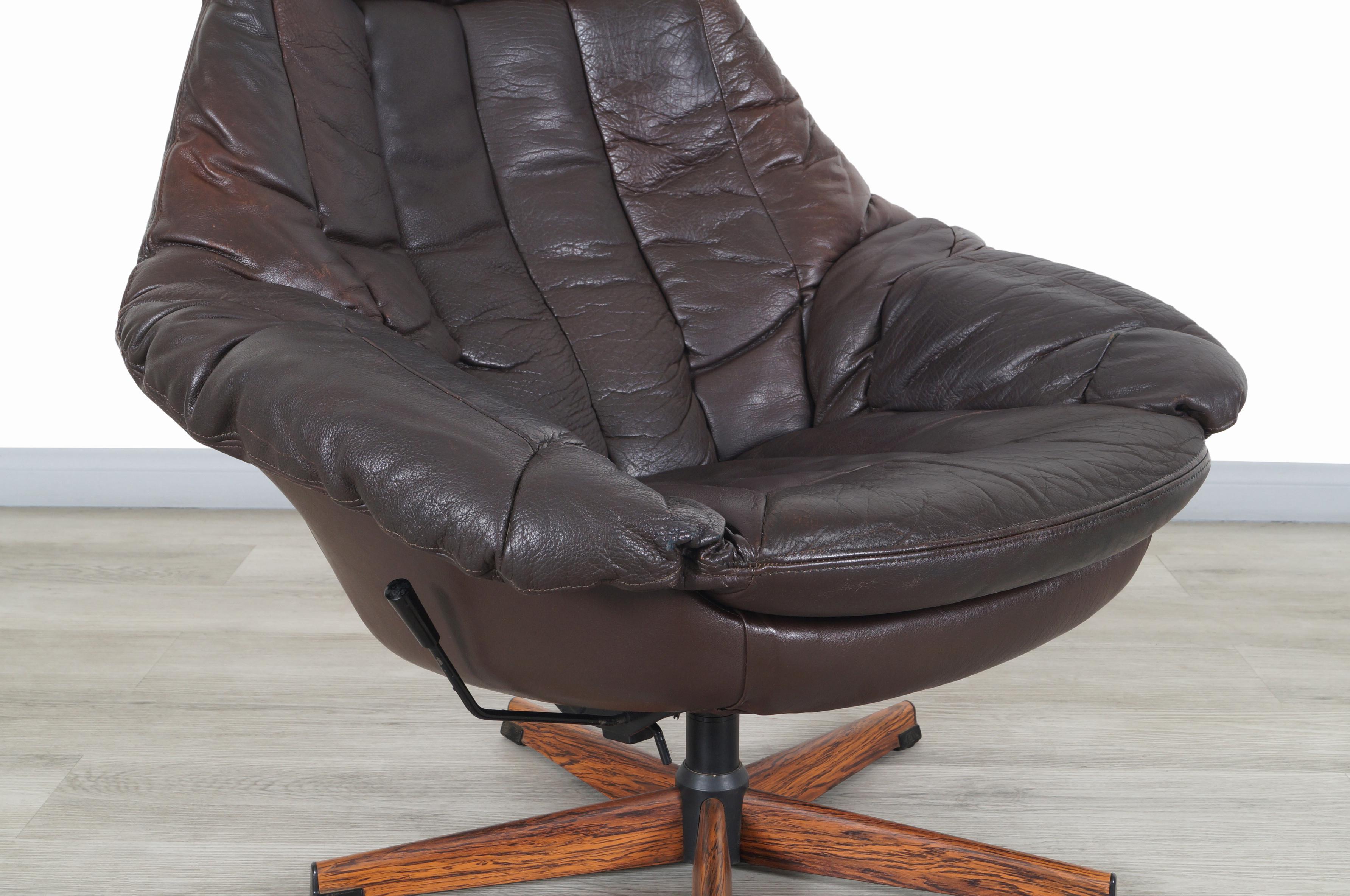 Mid-Century Modern Vintage Leather Reclining Swivel Lounge Chair by H.W. Klein for Bramin