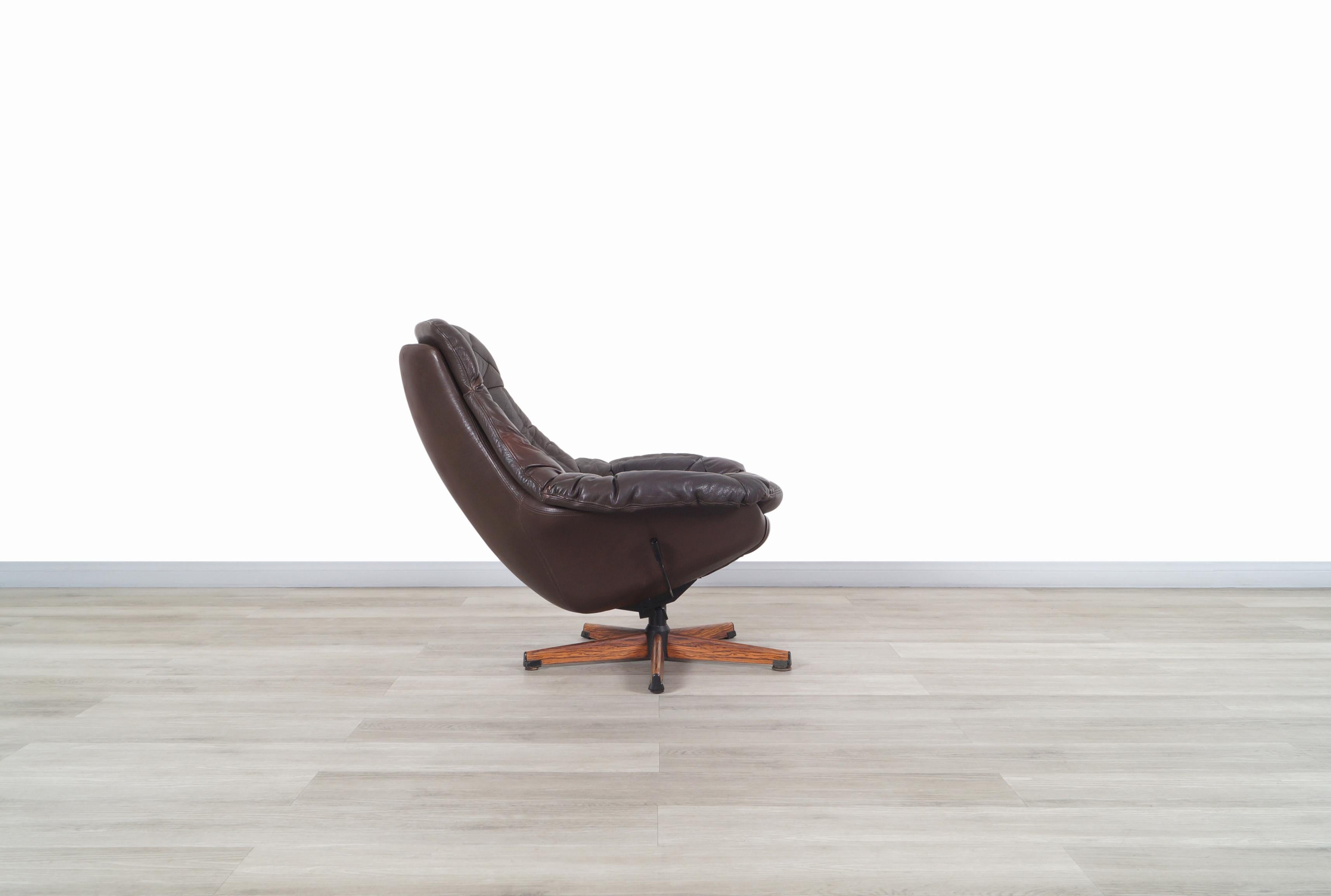 Vintage Leather Reclining Swivel Lounge Chair by H.W. Klein for Bramin In Good Condition In North Hollywood, CA