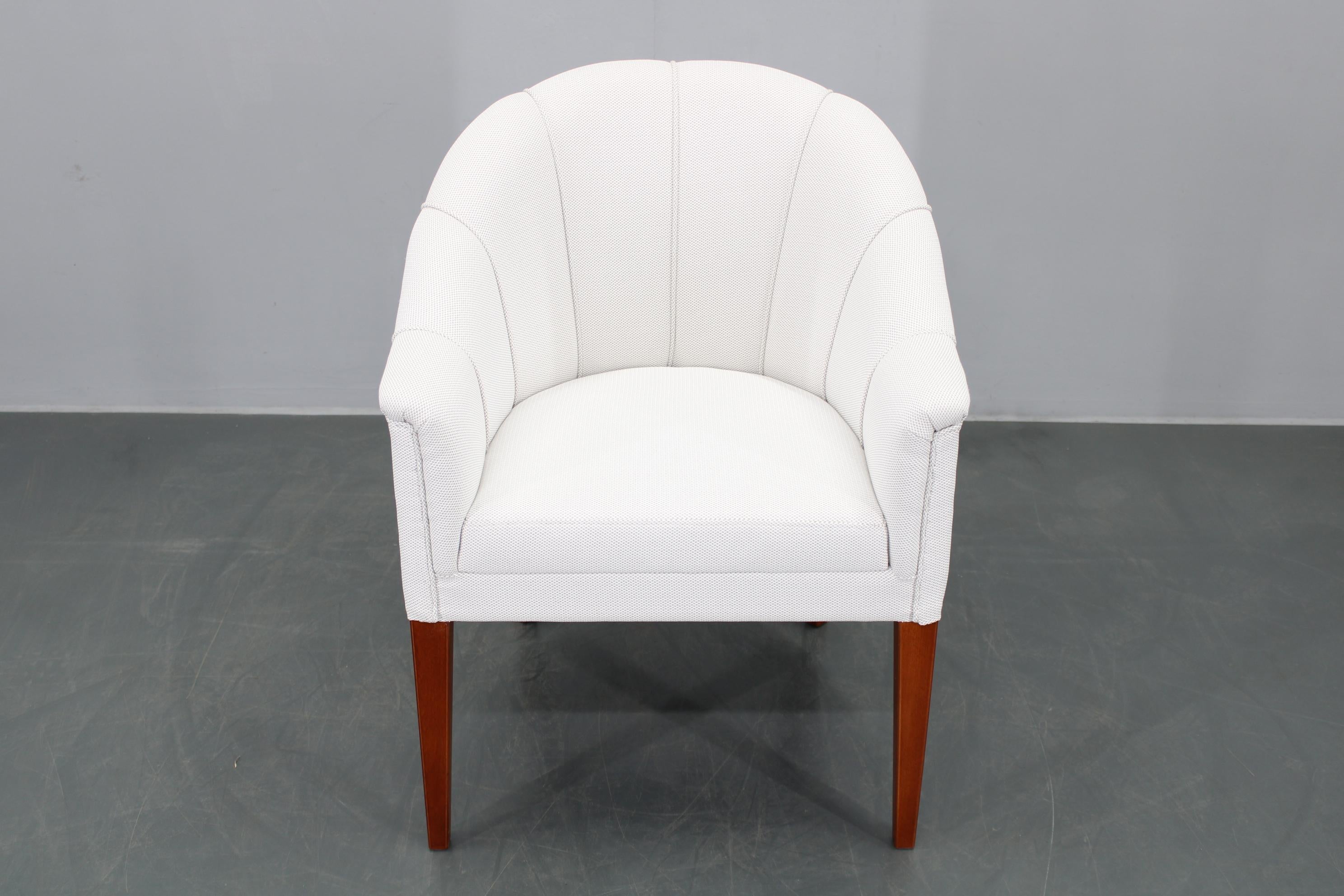 - Sorgfältig renoviert 
- Neu gepolstert 
- Robust und stabil 
- Buche Beine  
- Höhe des Sitzes 47 cm