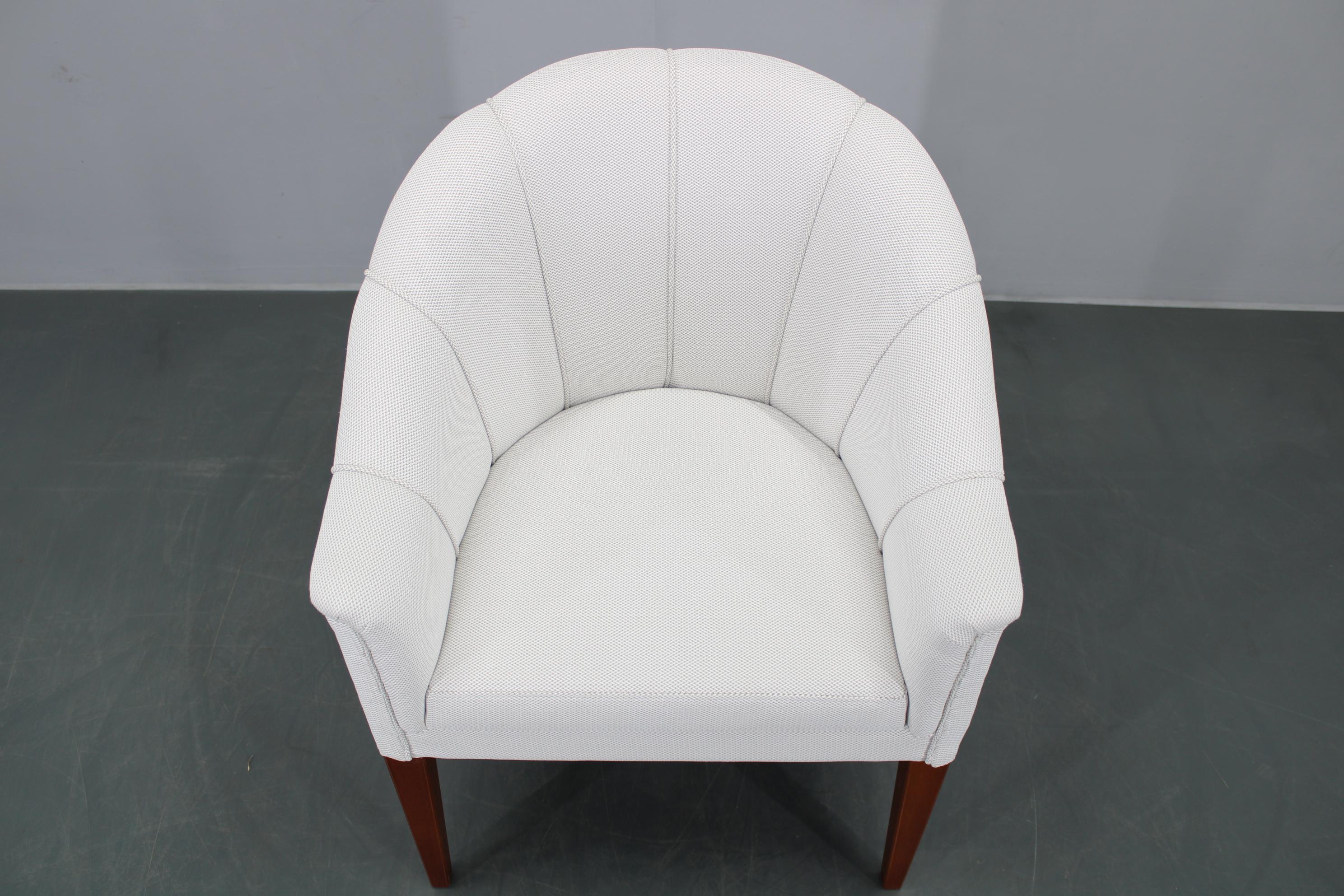 Restaurierter Ledersessel im Vintage-Stil, Tschechoslowakei (Moderne der Mitte des Jahrhunderts) im Angebot