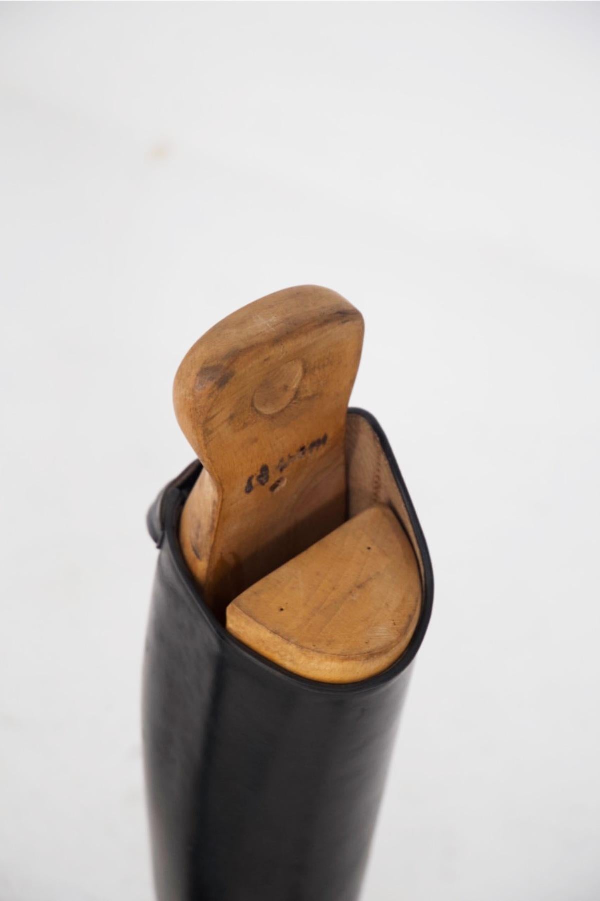 Magnifique paire de bottes en cuir noir conçues dans les années 1990, fabriquées en Italie.
Ces bottes sont des bottes d'équitation classiques, entièrement fabriquées en cuir noir brillant et durable.
Le talon est bas, mais légèrement surélevé pour